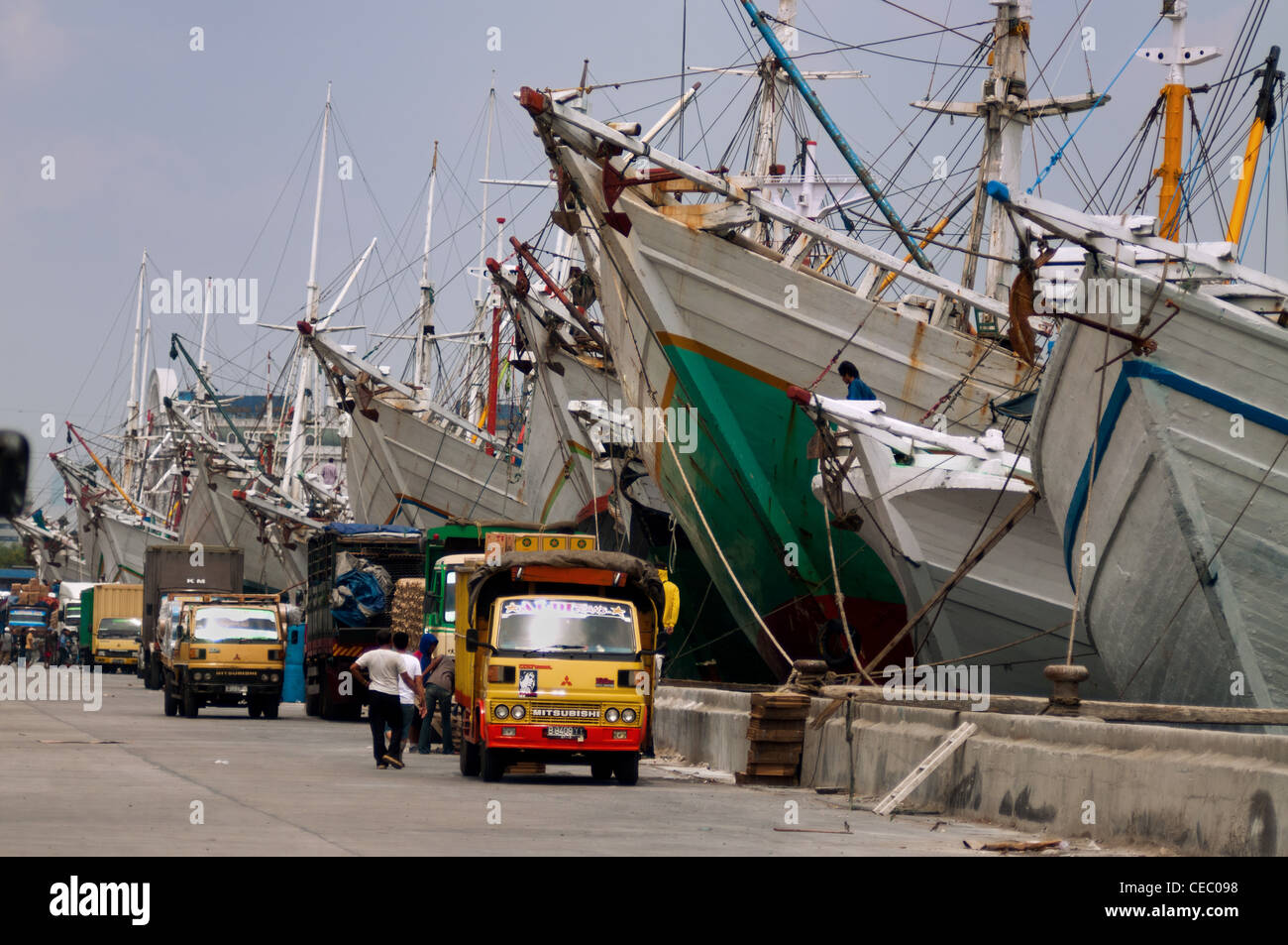 Il y a tellement d'activités au port de Sunda Kelapa, depuis ce port voilier pinisi porte beaucoup de produits de base de Java Banque D'Images