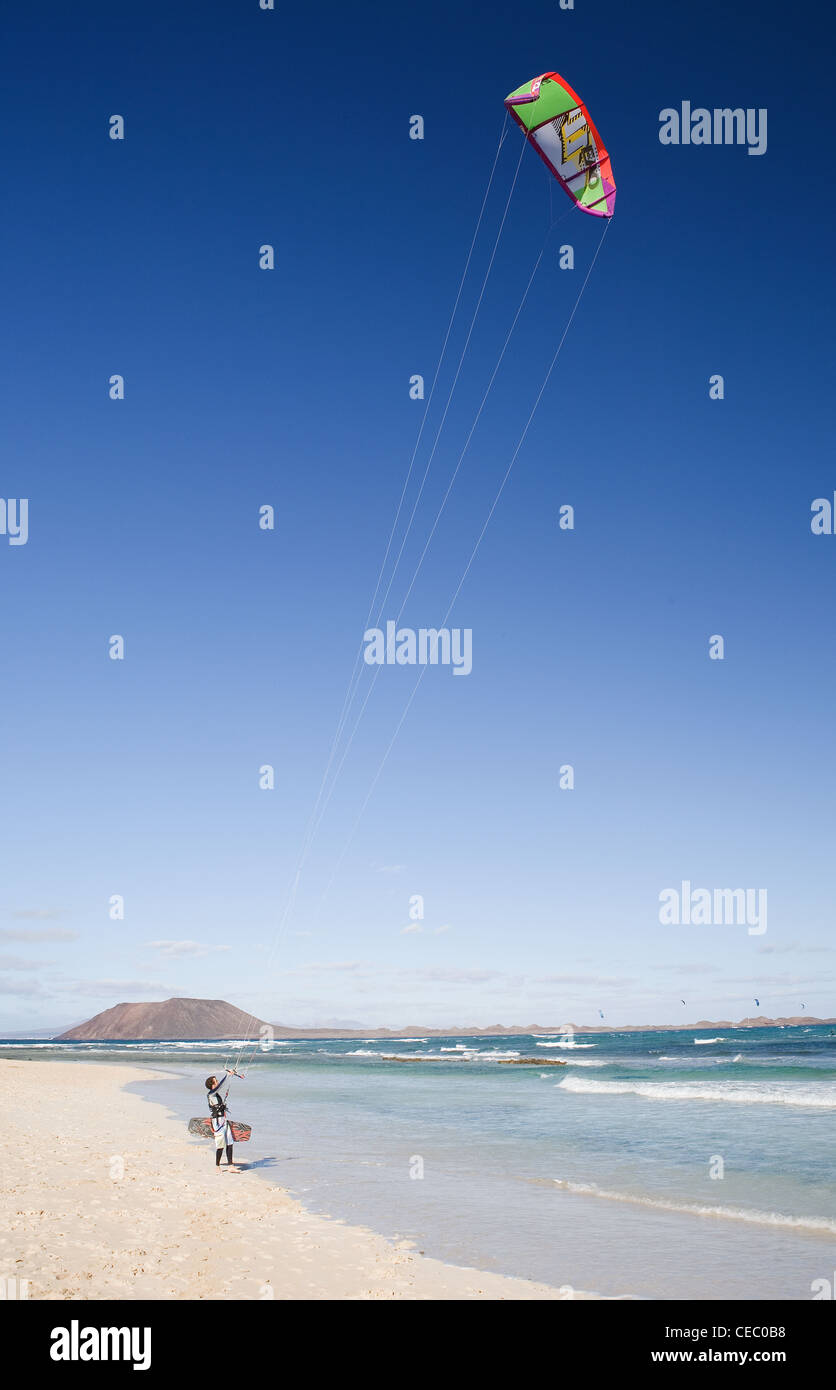 Kite surfer sur la plage de Corralejo - Fuerteventura Banque D'Images