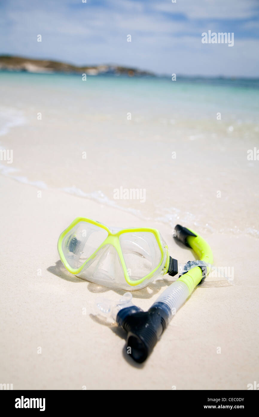 Masque et tuba sur la plage de sable blanc. Rocky Bay, Rottnest Island, Australie occidentale, Australie Banque D'Images