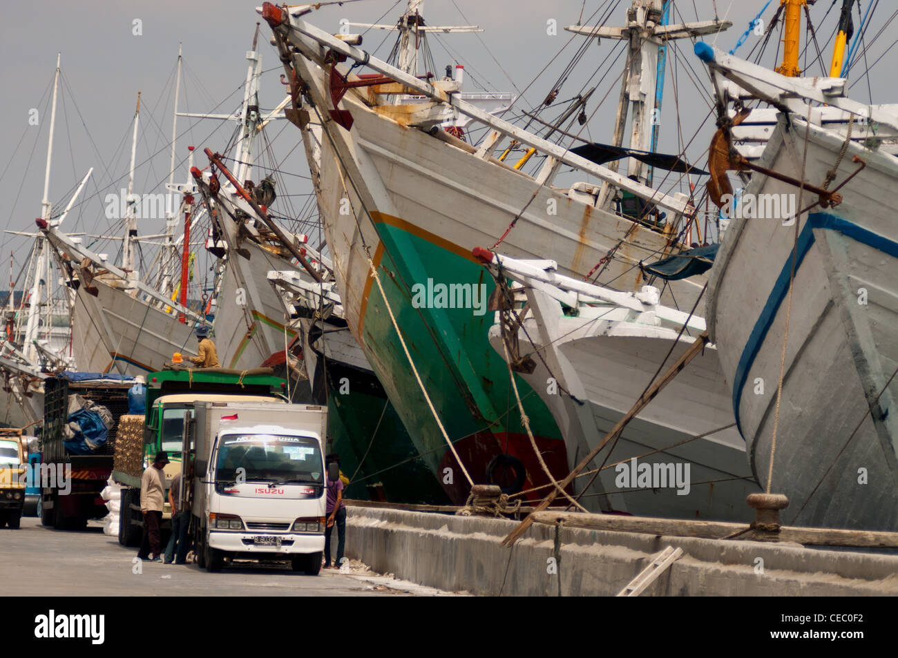 Sunda Kelapa est l'ancien port de Jakarta situé sur l'estuaire de la rivière Ciliwung. Le port est situé à Penjaringan Banque D'Images