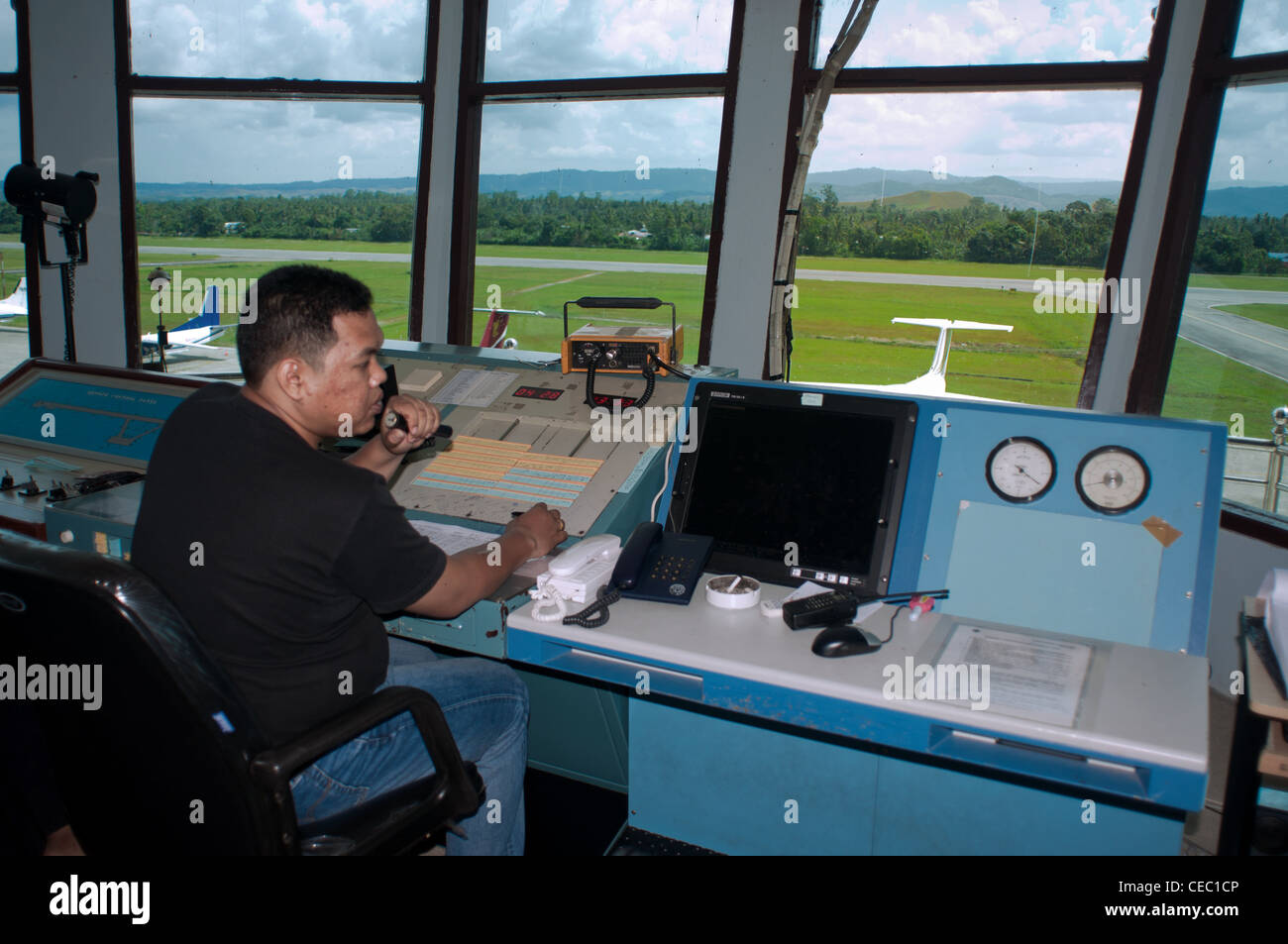 Les contrôleurs du trafic aérien sont généralement des individus qui sont bien organisés, sont rapides avec des calculs numériques et mathématiques Banque D'Images