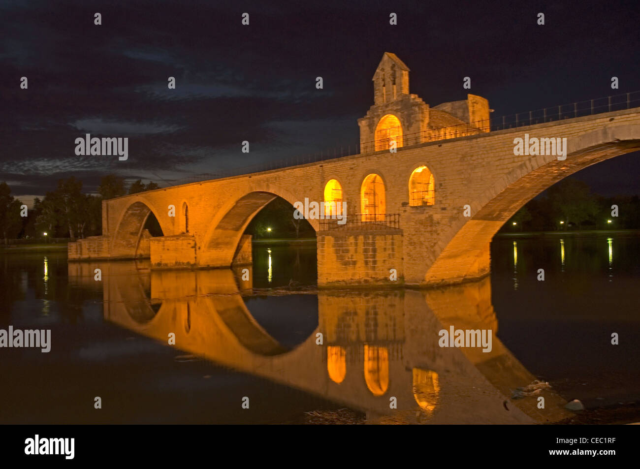 EUROPE, FRANCE, Avignon, Le Pont d'Avignon sur le Rhône la nuit Banque D'Images