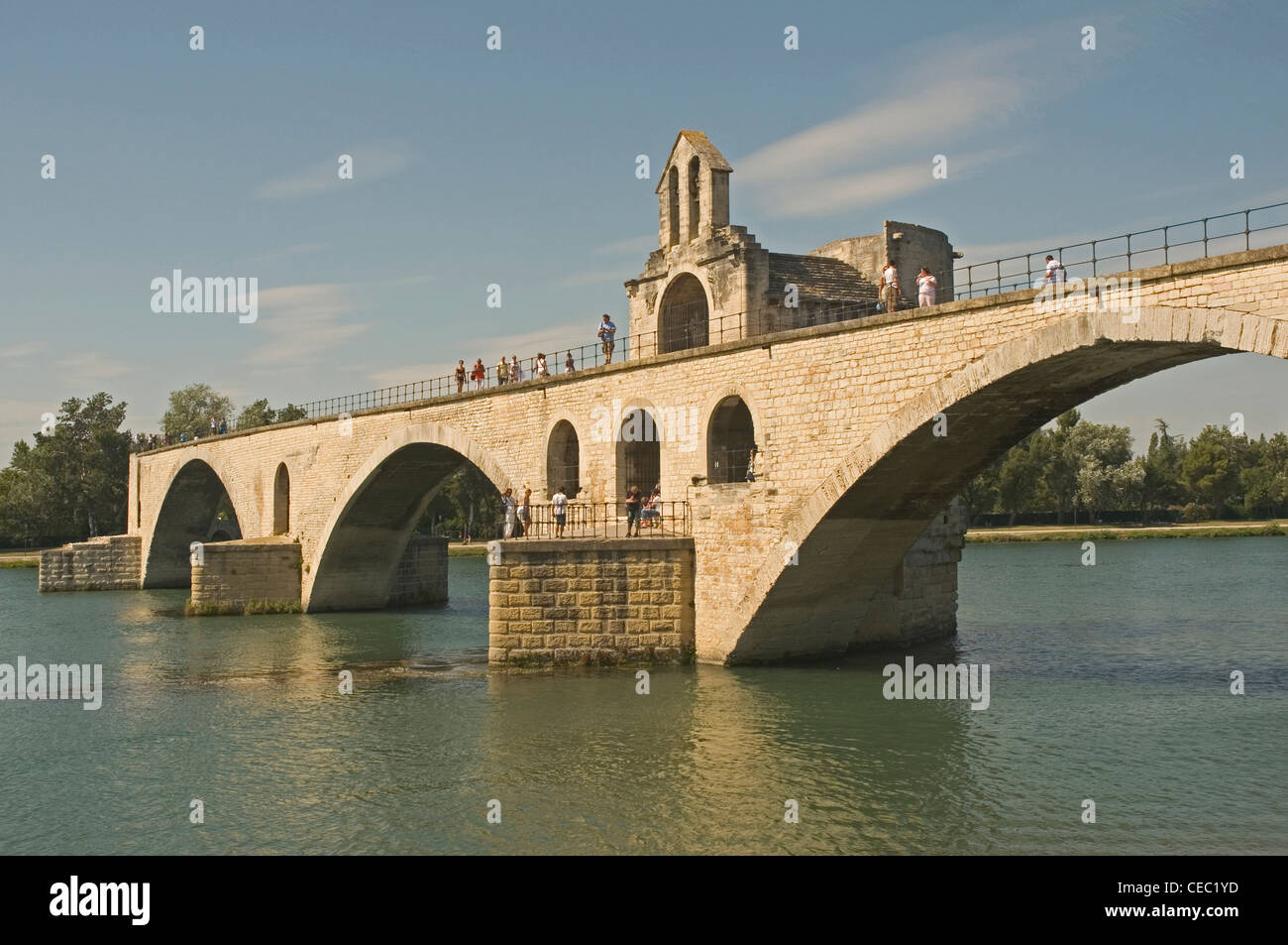 EUROPE, FRANCE, Avignon, Le Pont d'Avignon sur le Rhône Banque D'Images