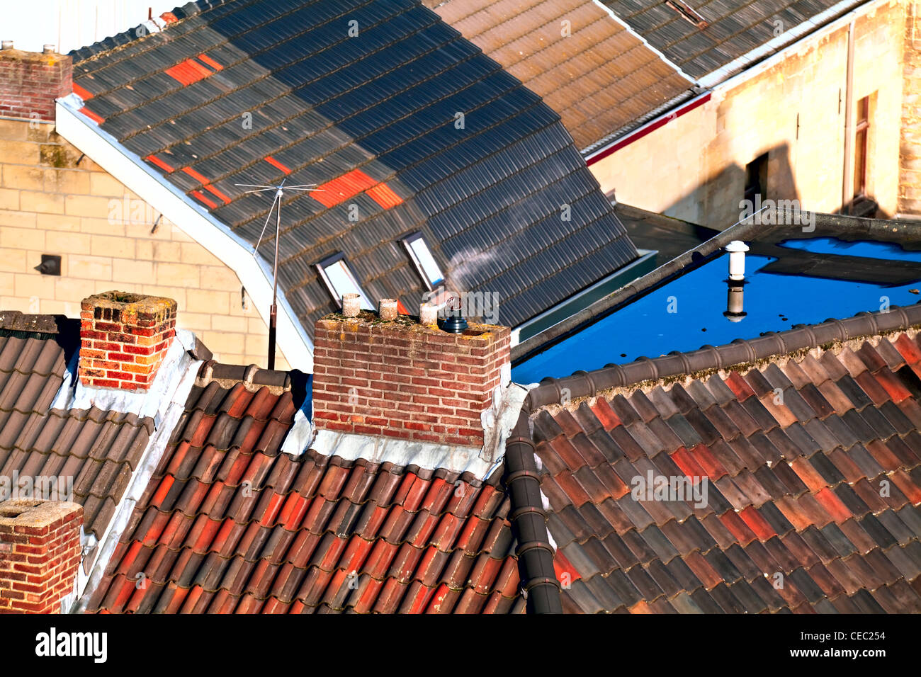 Vue sur le toit des maisons dans les petites ville néerlandaise Banque D'Images