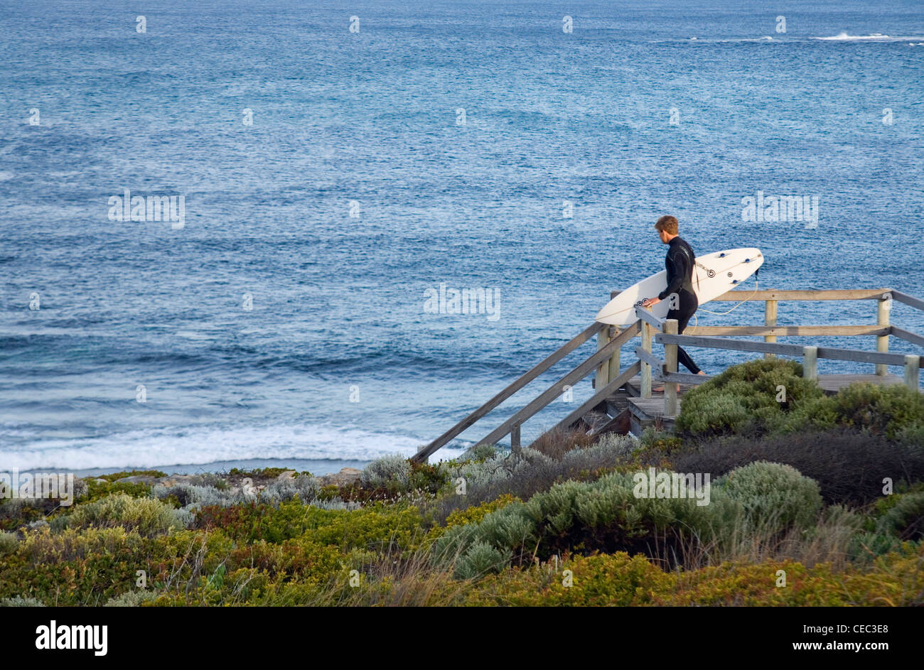Un surfeur de baisser la tête pour surfer's Point. Margaret River, Australie-Occidentale, Australie Banque D'Images