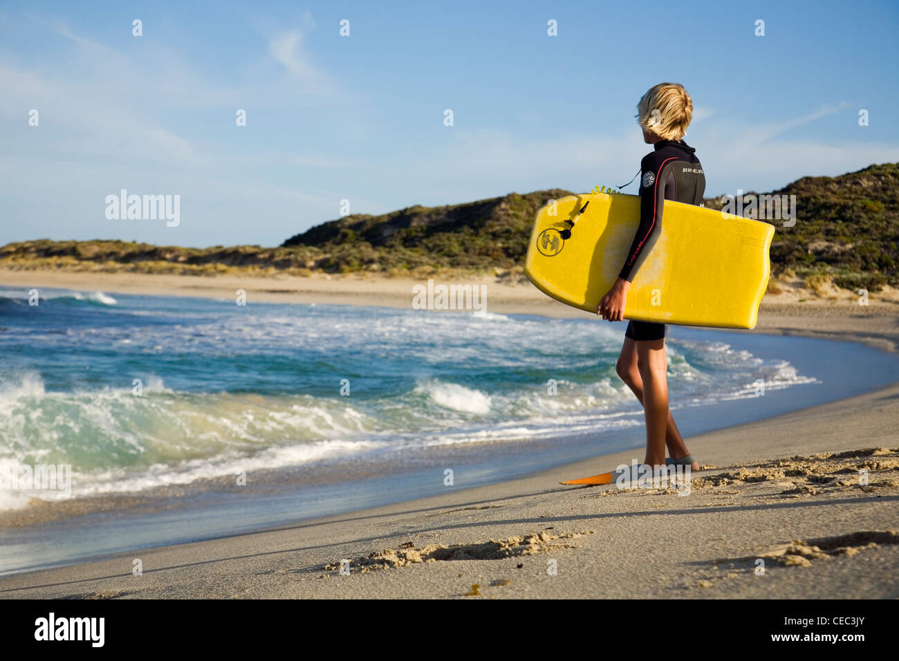 Un bodyboarder attend d'entrer dans le surf à Margaret River. Margaret River, Australie-Occidentale, Australie Banque D'Images