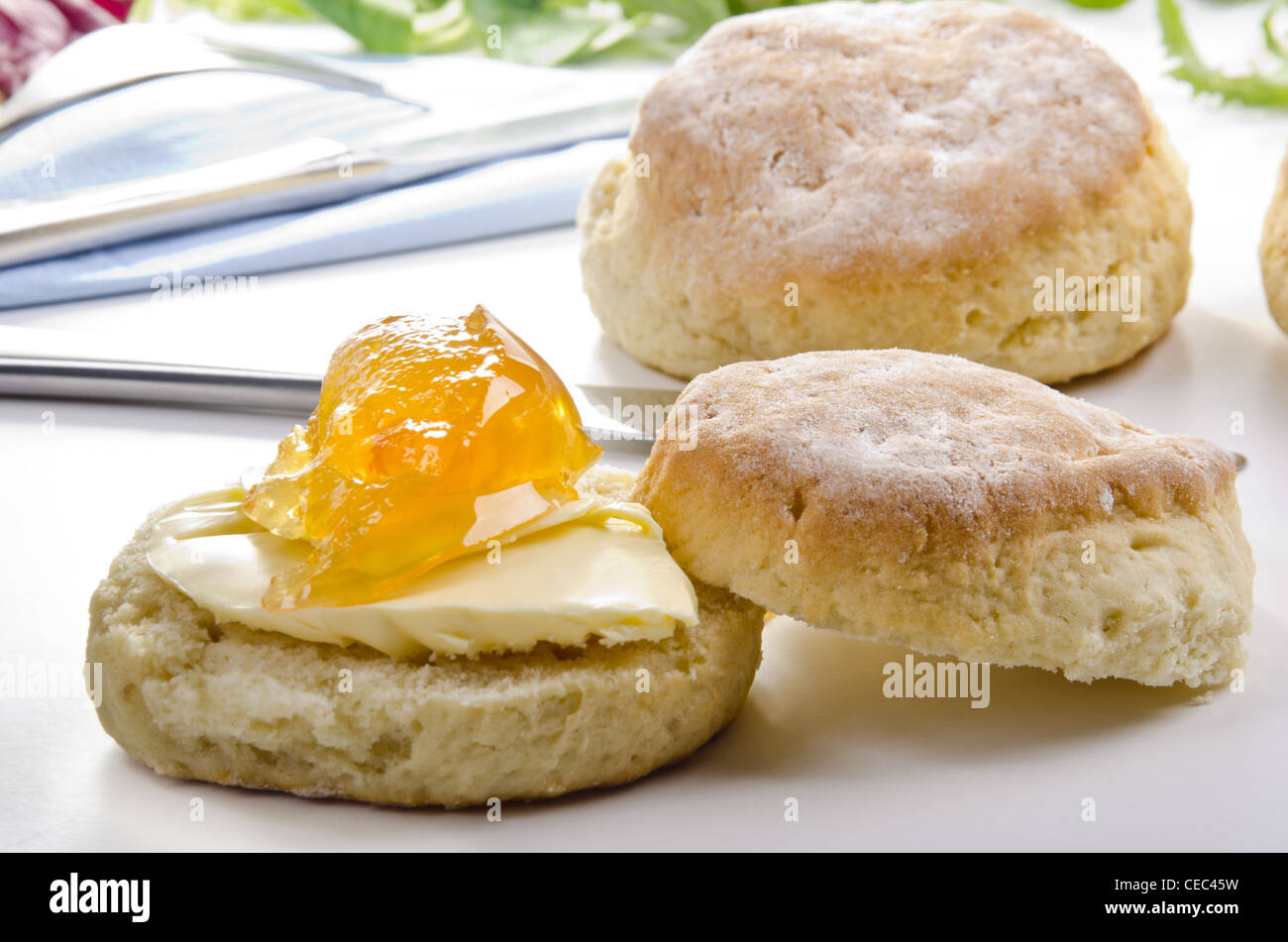 Accueil fait bun propagation avec marmelade d'orange Banque D'Images