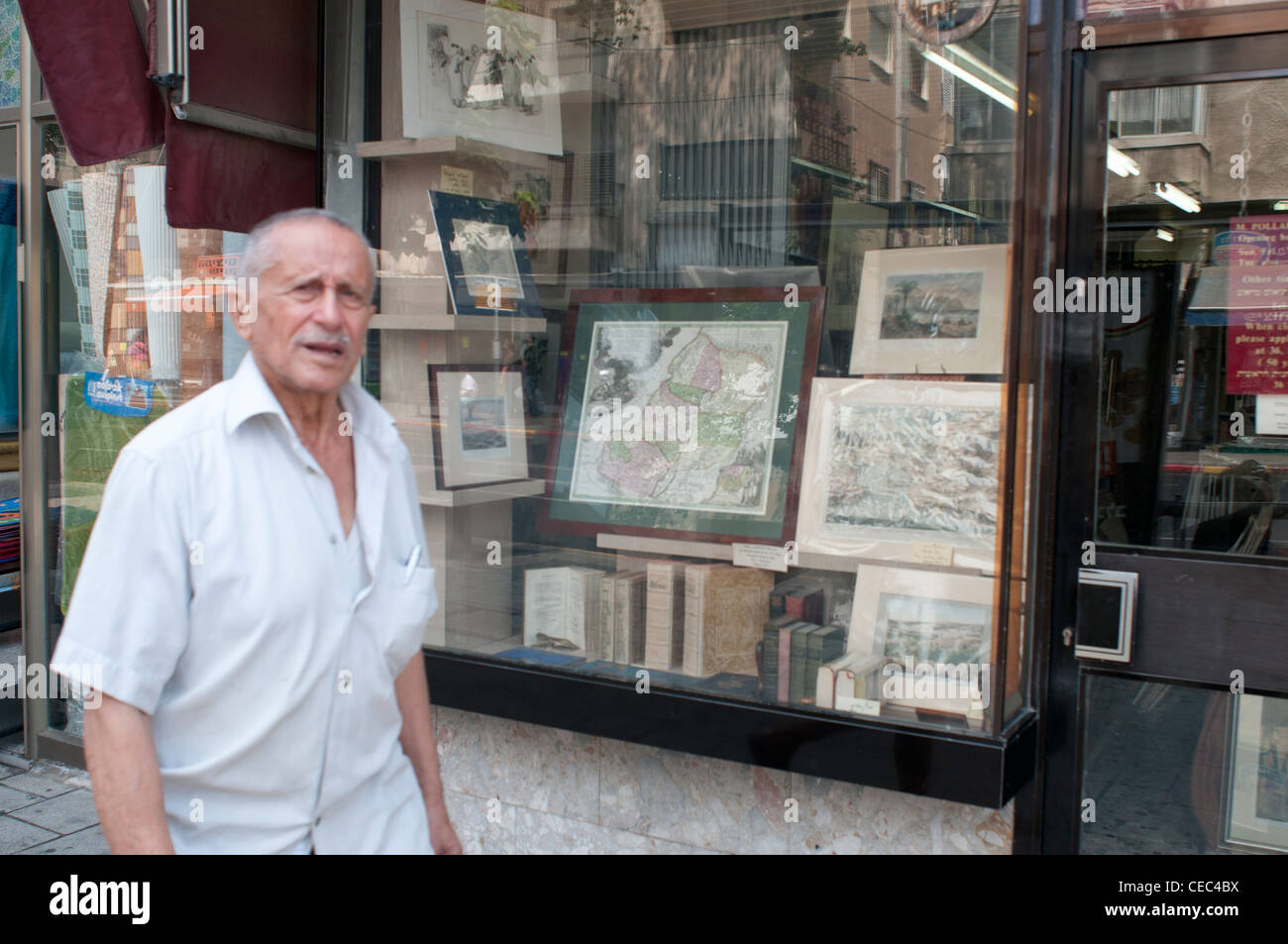 Tel Aviv, Israël- Palestine cartes dans la vitrine d'une librairie dans la vieille ville . Août 2011. Banque D'Images