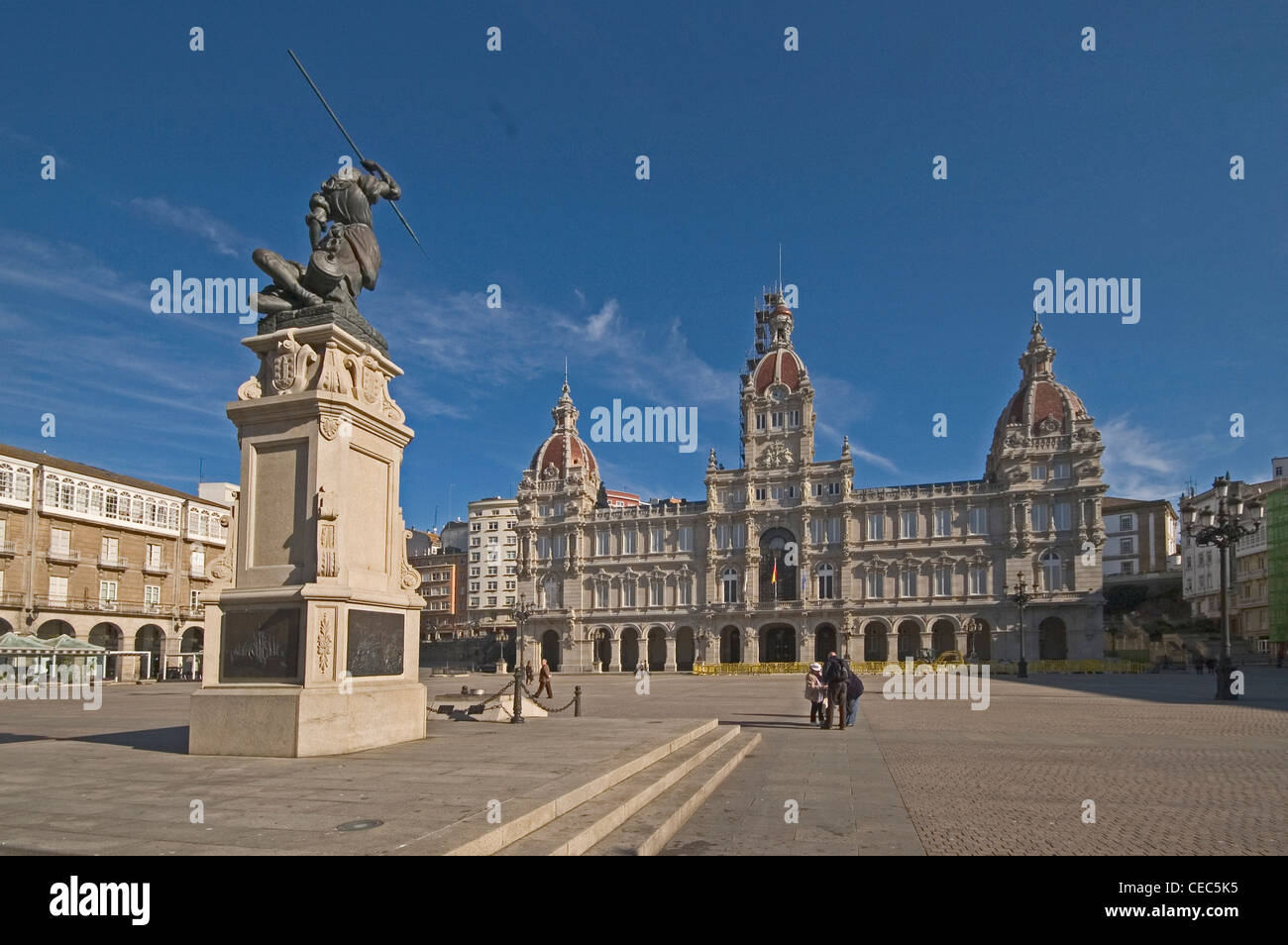 L'EUROPE, l'Espagne, la Corogne, l'Ayuntamiento (hôtel de ville du 20ème siècle) et la Statue de Maria Pita, sur la place de Maria Pita Banque D'Images