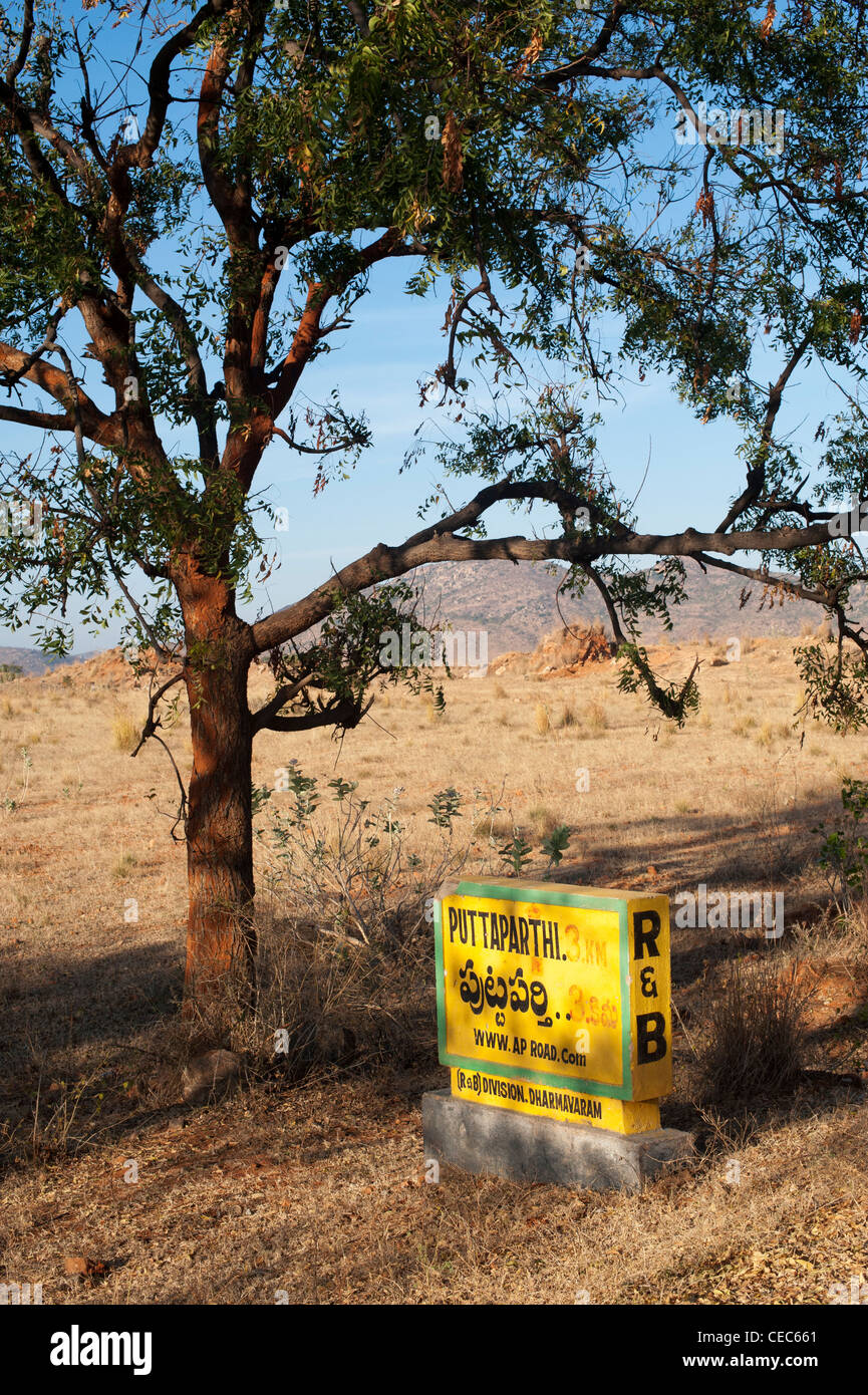 Puttaparthi béton distance routière signe. L'Andhra Pradesh, Inde Photo