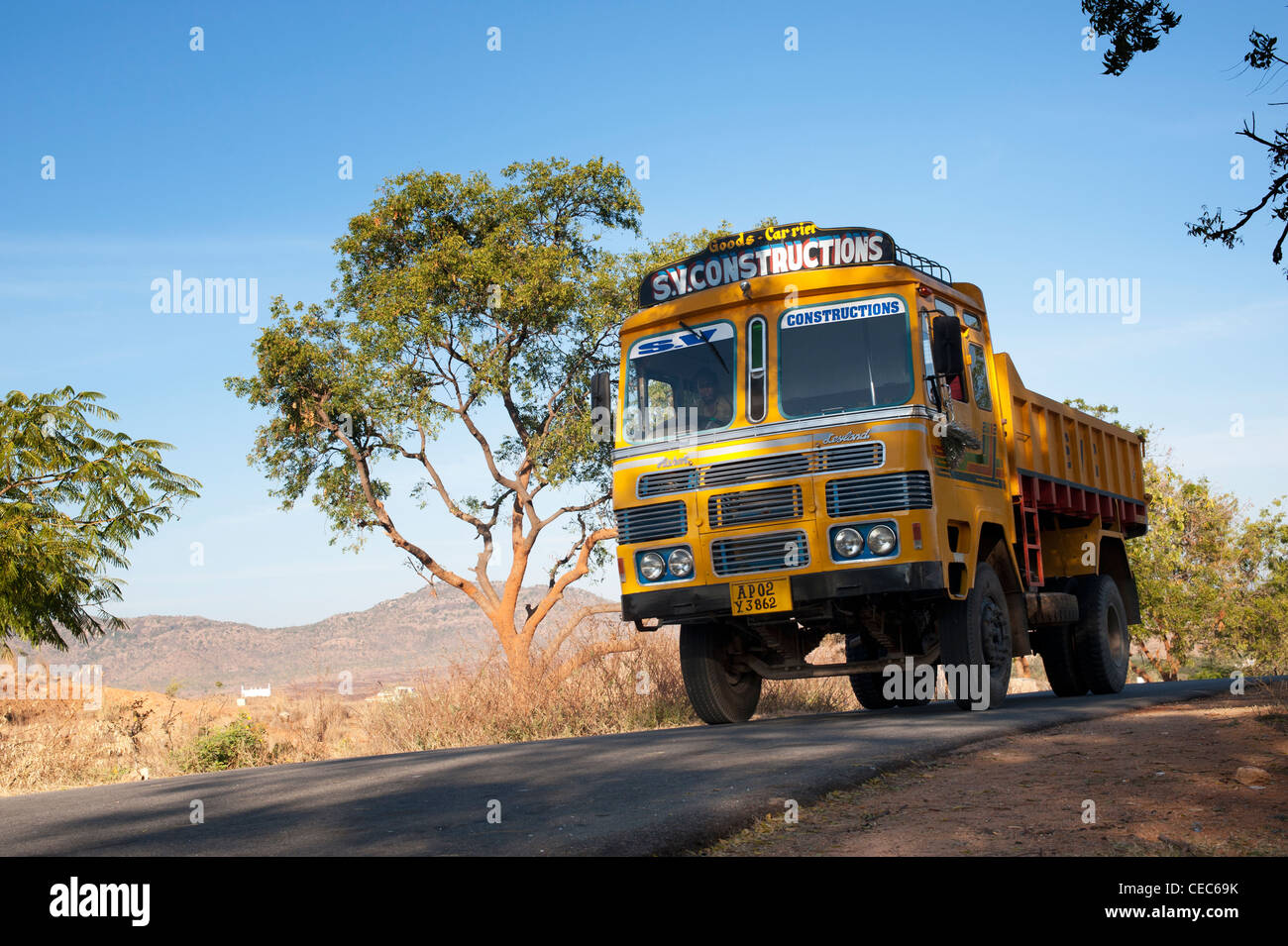 Camion transport Inde voyageant le long d'une route dans la campagne indienne. L'Andhra Pradesh, Inde Banque D'Images