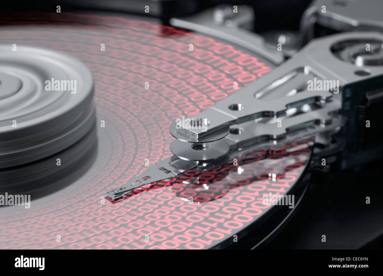 Studio de photographie montrant le détail d'un disque dur ouvert et traitement de données symboliques Banque D'Images