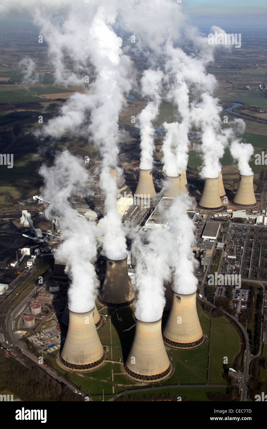 Image aérienne de Drax Power Station près de Selby, Yorkshire du Nord. Les émissions de vapeur de la pollution. Banque D'Images