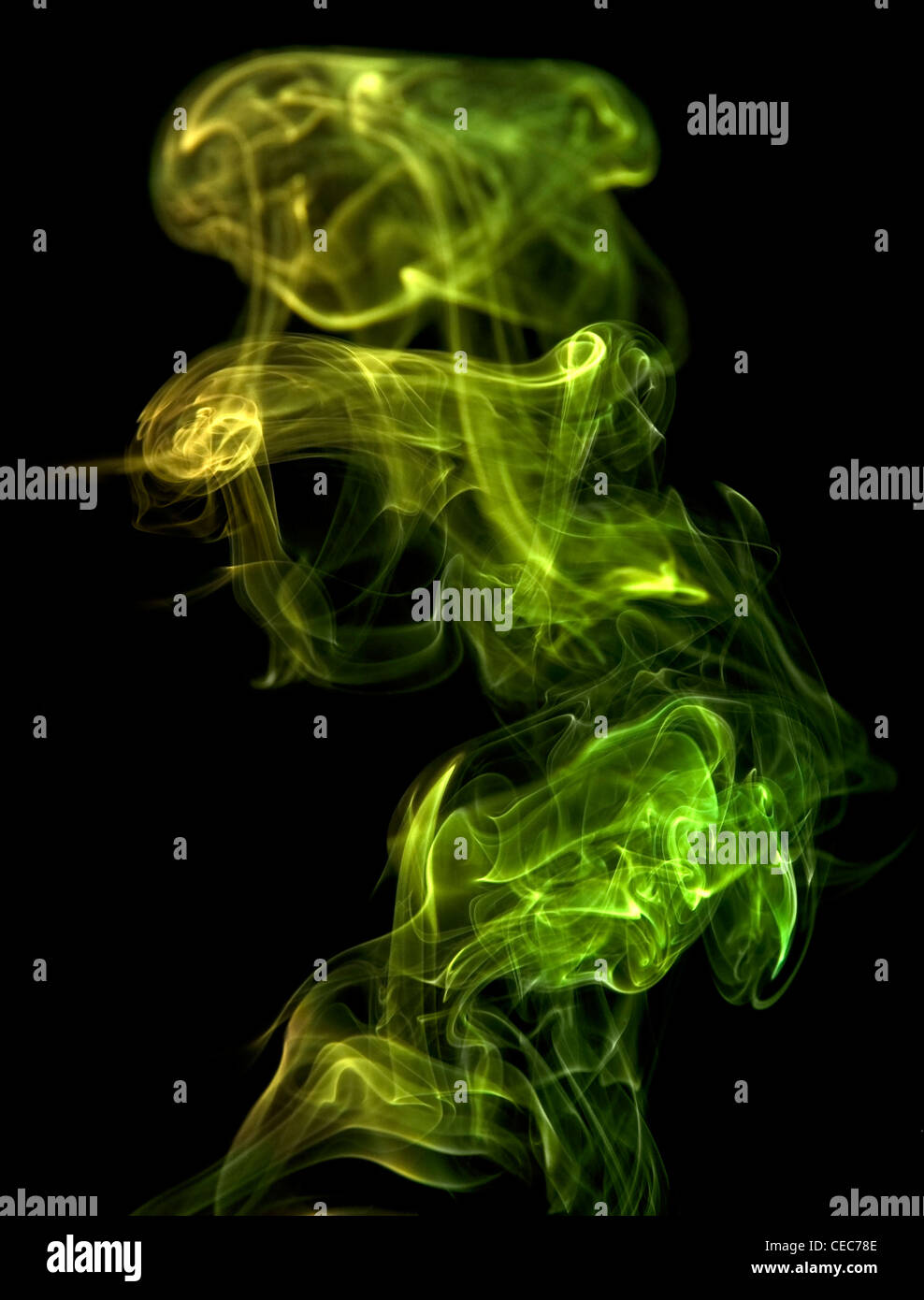 Abstract photo montrant un vibrant jaune et verte fumée colorée en noir retour Banque D'Images