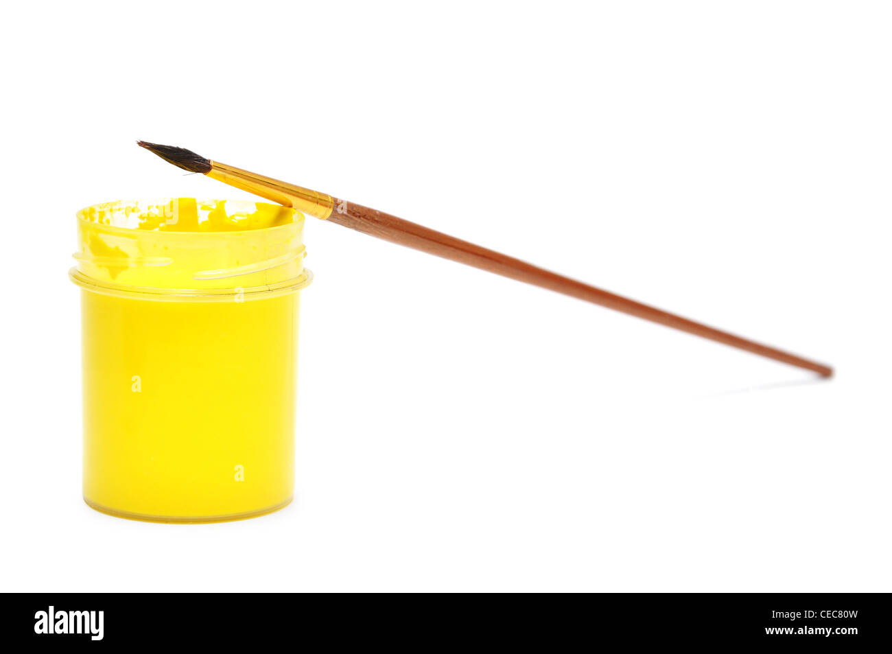 Gros plan de la brosse avec de la peinture gouache aquarelle jaune sur fond blanc Banque D'Images
