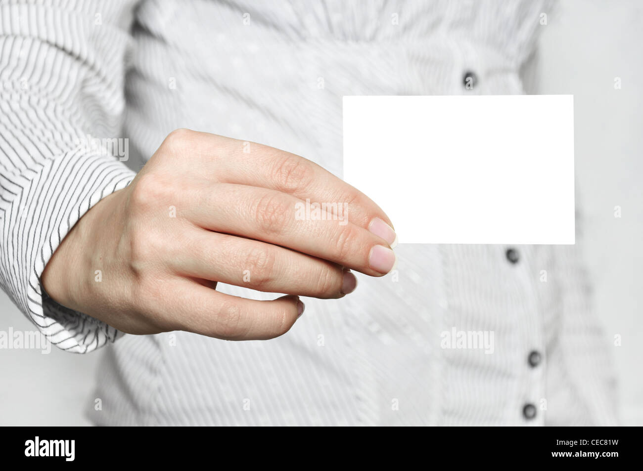 Businesswoman showing et autre qu'un chèque en blanc carte d'affaires. Banque D'Images