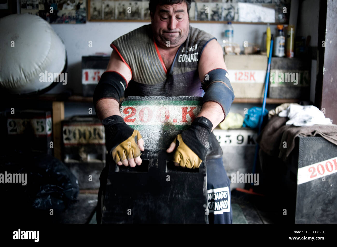 Juan Jose Unanua Goenatxo 'pierre', lifter ou harrijasotzaile en langue Basque l'entraînement à la maison à Azkoitia. Sport rural basque Banque D'Images