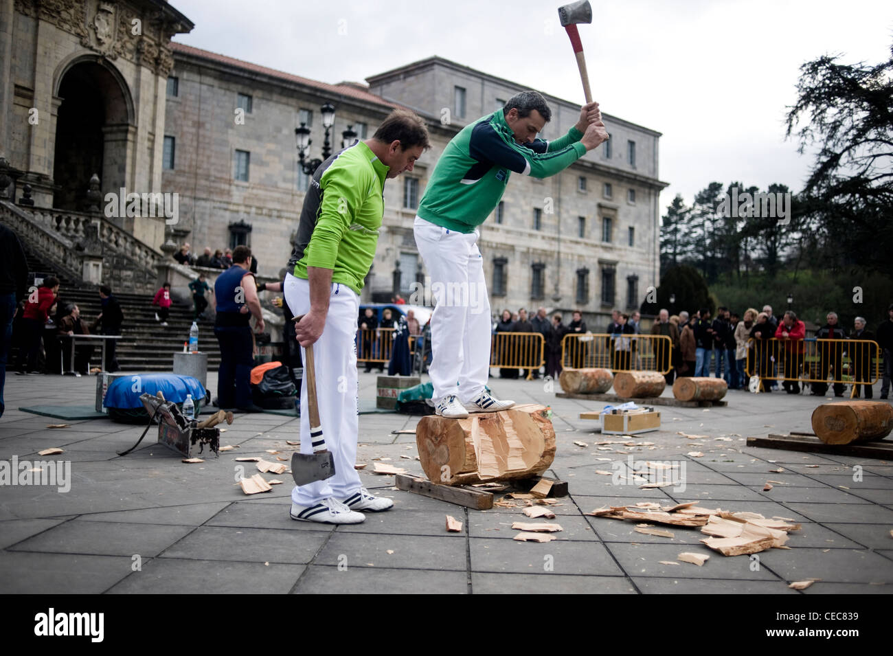 Floren Nazabal, ou coupe-bois aizkolari en langue basque. Exposition à Azkoitia. Sport rural basque Herri kirolak Banque D'Images