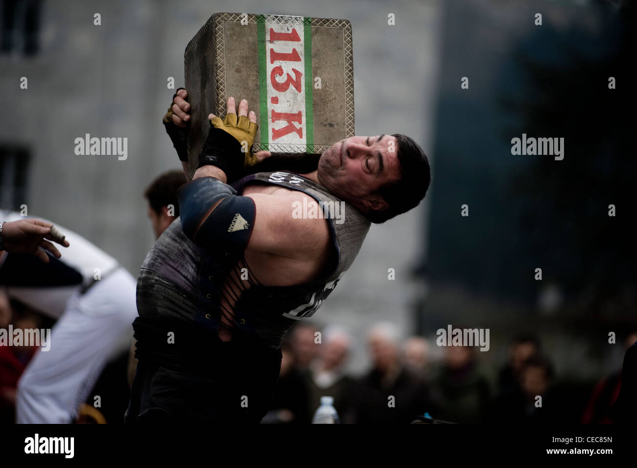 Juan Jose Unanua Goenatxo 'pierre' lifter ou harrijasotzaile en langue basque. Exposition à Azkoitia. Sport rural basque Banque D'Images
