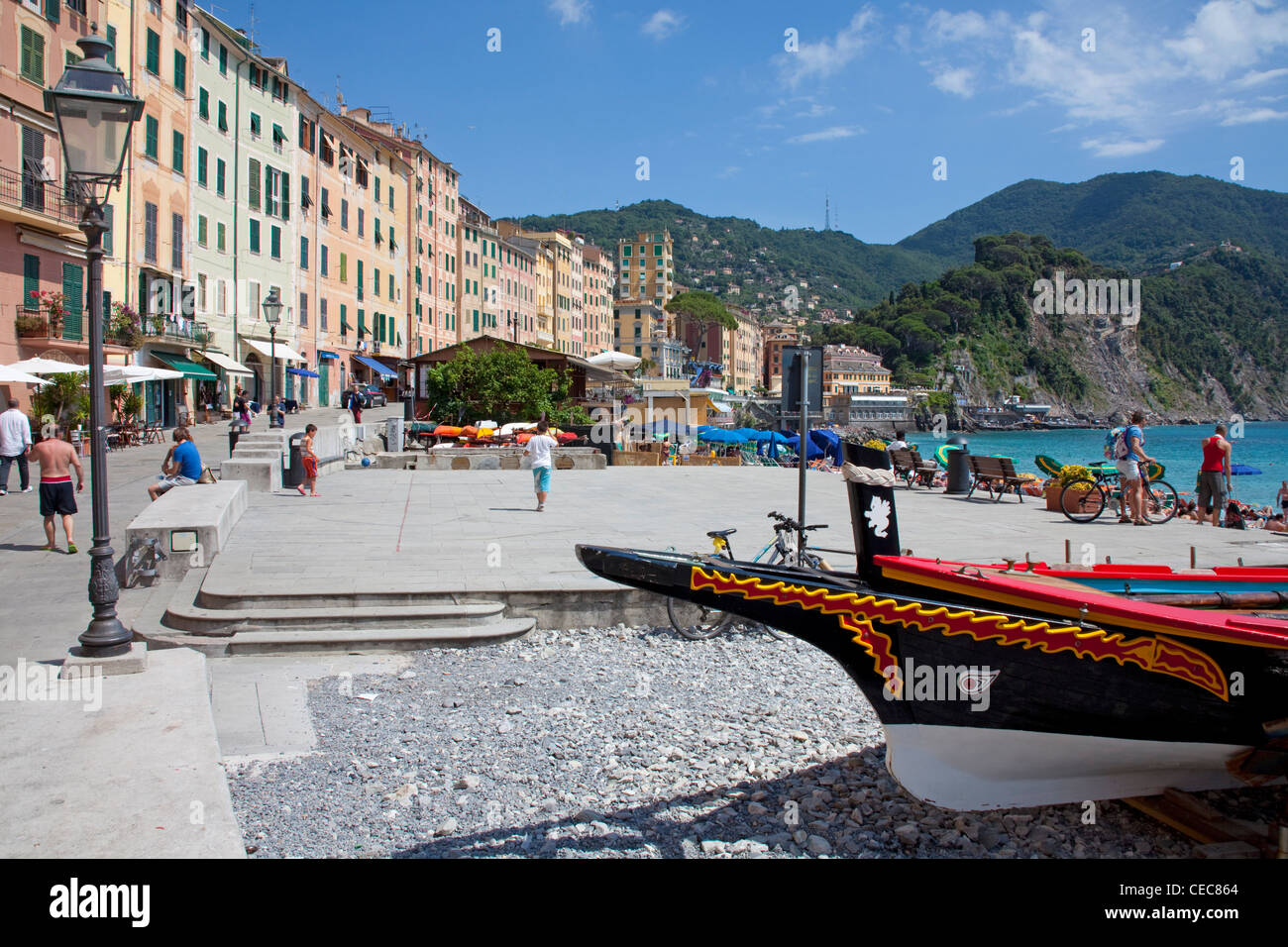 Beau bateau de pêche peint, les gens à la plage, village de pêcheurs Camogli, province Genova, Liguria di Levante, Italie, Méditerranée, Europe Banque D'Images