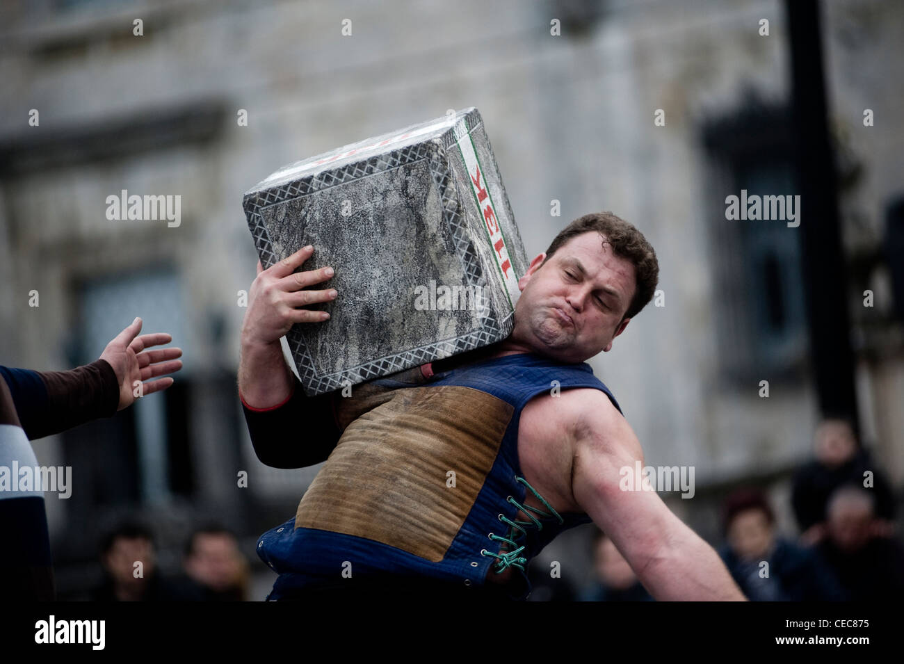Joseba Astolaza, lifter ou pierre harrijasotzaile en langue basque. Exposition à Azkoitia. Sport rural basque Herri kirolak Banque D'Images