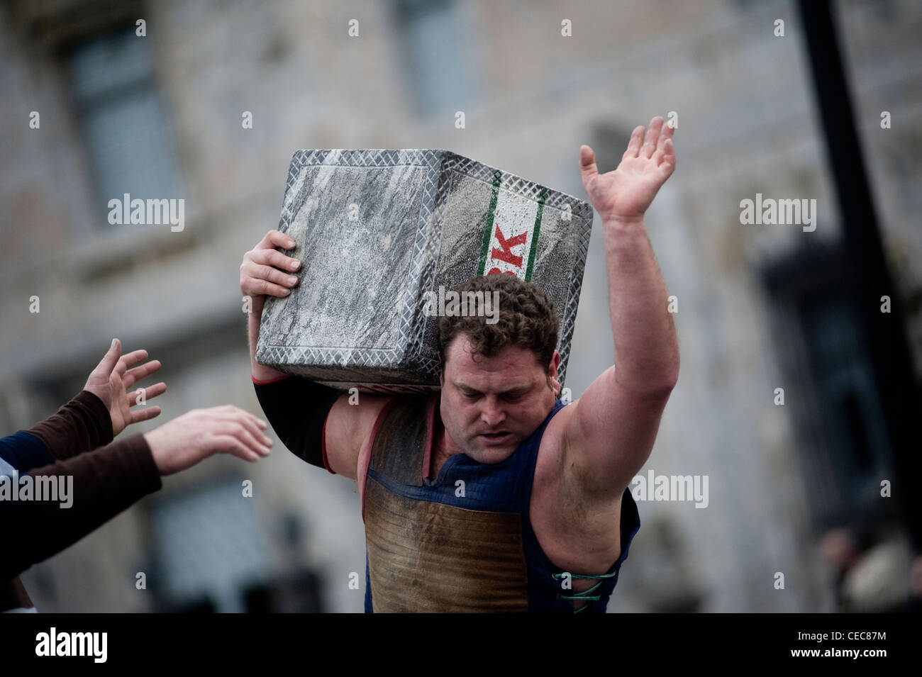 Joseba Astolaza, lifter ou pierre harrijasotzaile en langue basque. Exposition à Azkoitia. Sport rural basque Herri kirolak Banque D'Images