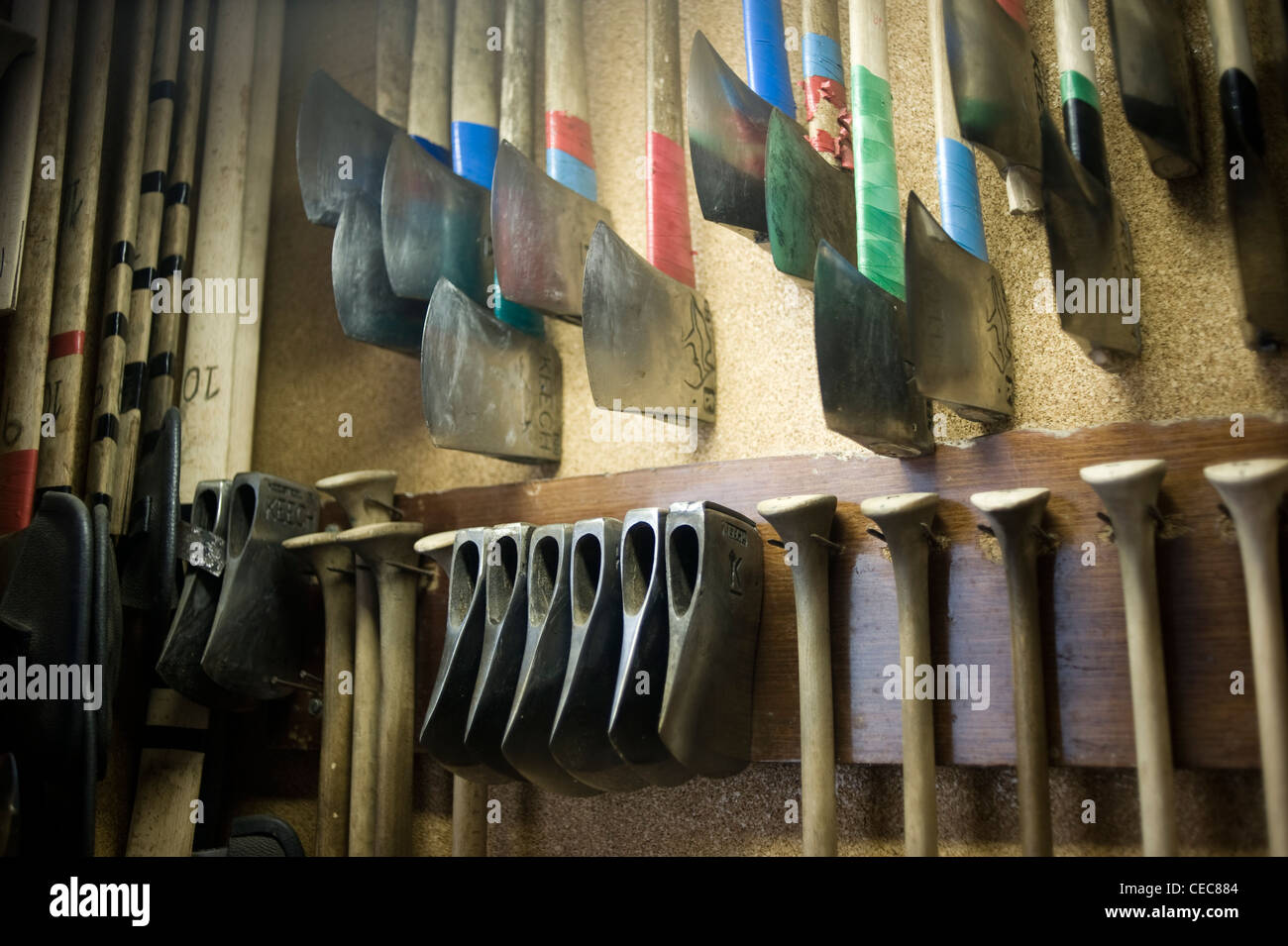 Ernesto Ezpeleta 'Bihurri', ou coupe-bois aizkolari en langue basque. Axs dans son domicile de Mendaro. Sport rural basque Banque D'Images