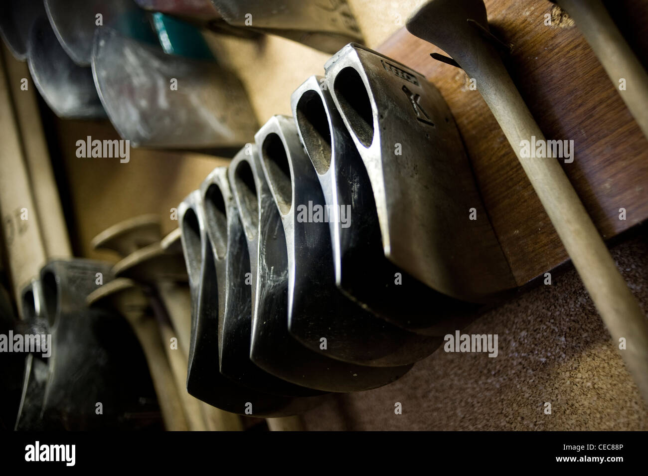 Ernesto Ezpeleta 'Bihurri', ou coupe-bois aizkolari en langue basque. Axs dans son domicile de Mendaro. Sport rural basque Banque D'Images