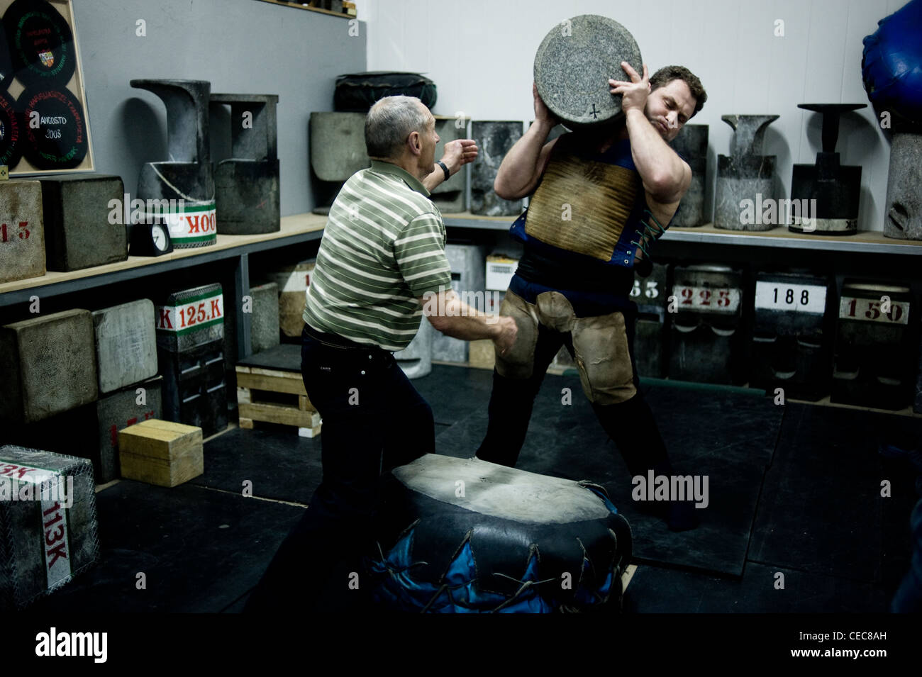 Joseba Astolaza et son père Agustin, poussoirs ou pierre harrijasotzaile Formation en langue basque à Orio. Sport rural basque Banque D'Images