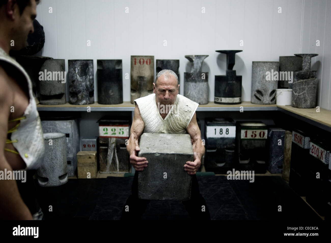 Joseba Astolaza et son père Agustin, poussoirs ou pierre harrijasotzaile Formation en langue basque à Orio. Sport rural basque Banque D'Images