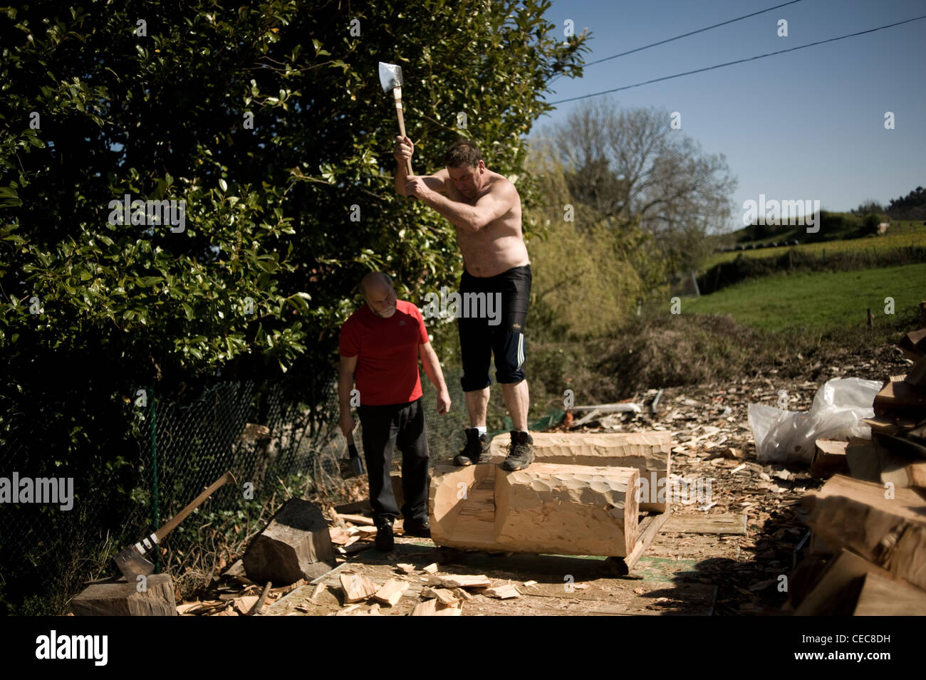 Jose Mari Olasagasti, ou coupe-bois aizkolari en langue basque. Il est la formation dans sa ferme de montagne Igeldo. Banque D'Images