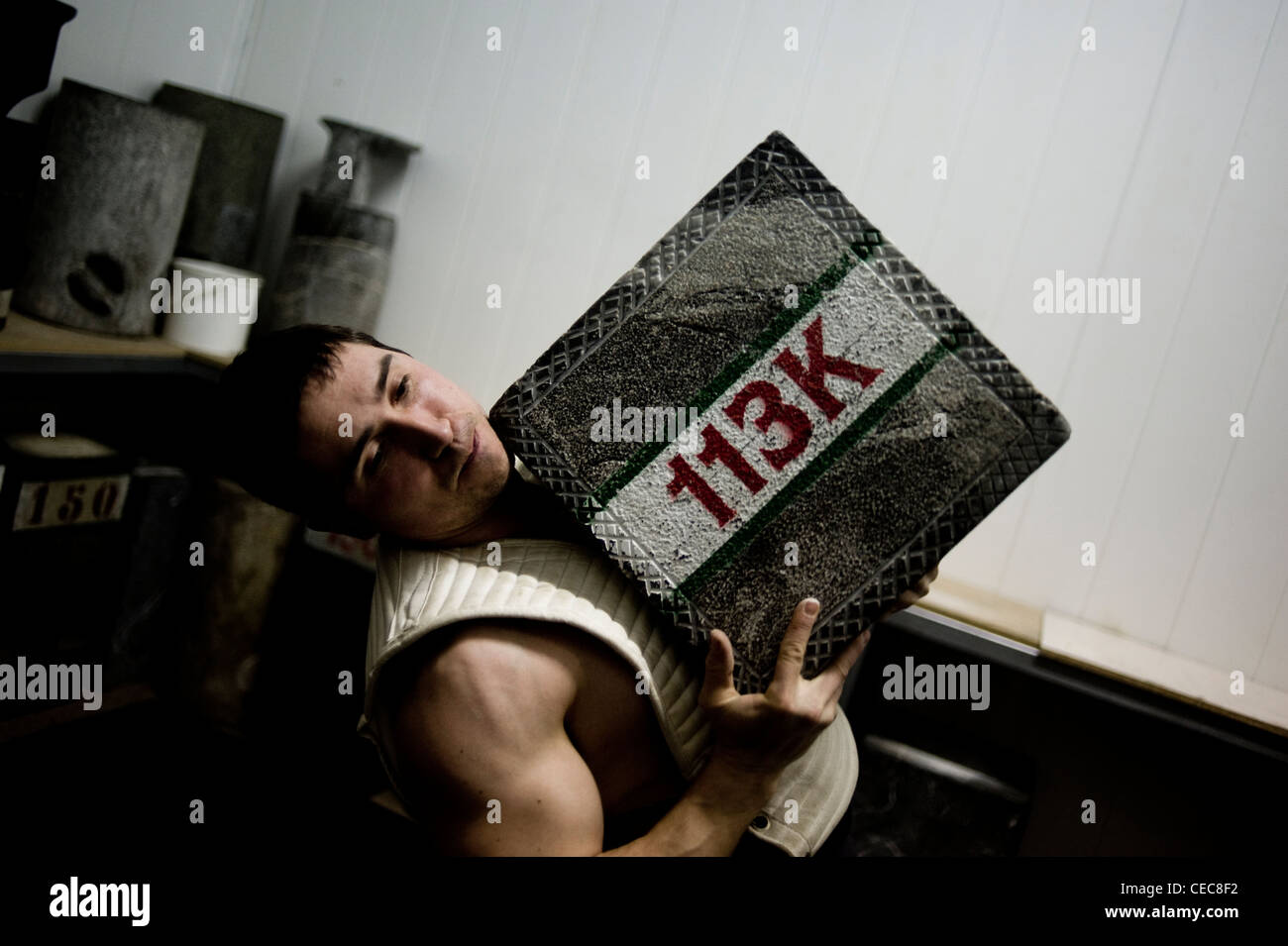 Josetxo Urrutia, lifter ou pierre harrijasotzaile en langue basque. Il soulève une pierre de 150 kg au cours de sa formation à Orio. Banque D'Images