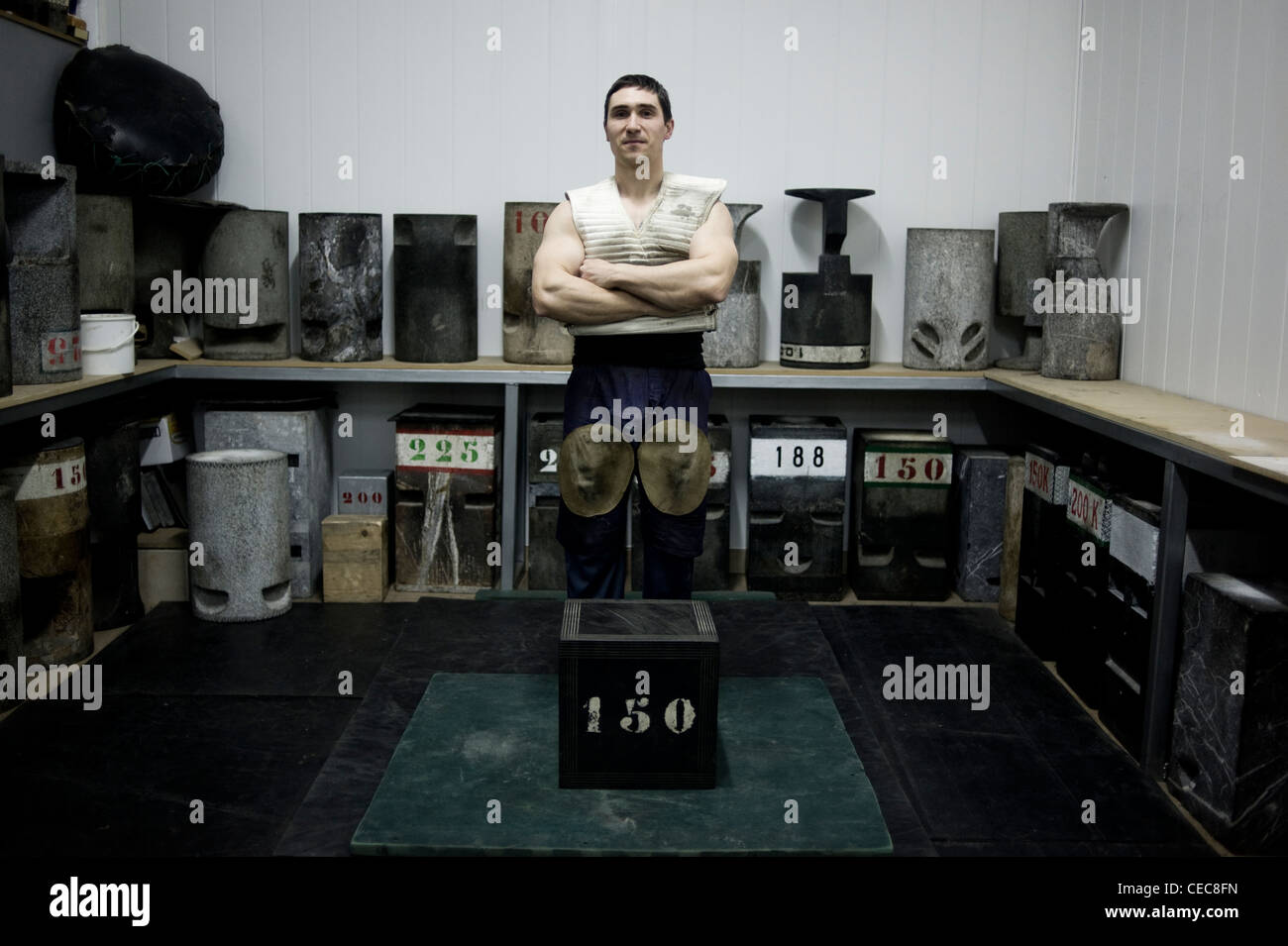 Josetxo Urrutia, lifter ou pierre harrijasotzaile en langue basque. Il soulève une pierre de 150 kg au cours de sa formation à Orio. Banque D'Images