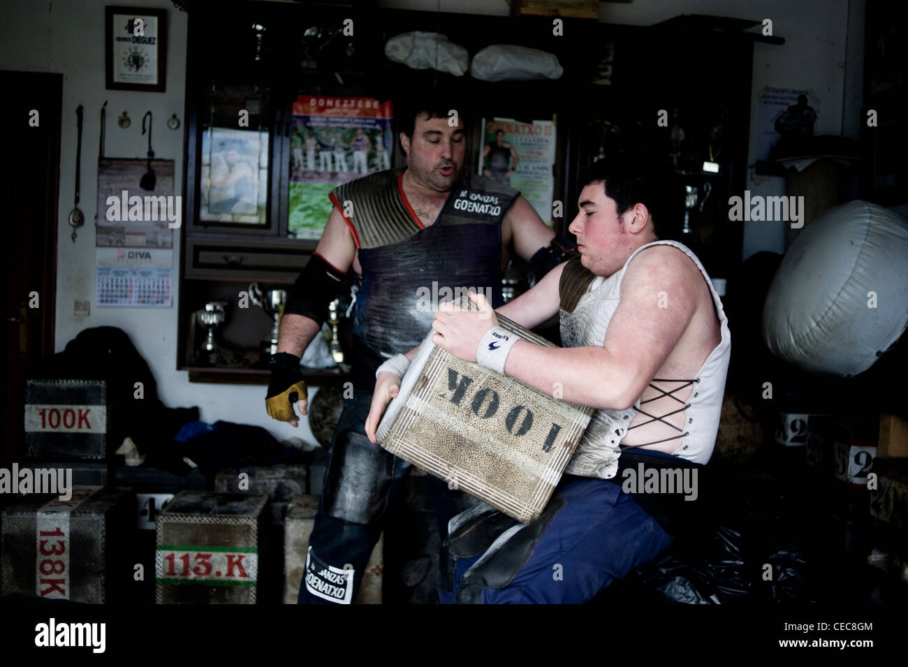 Juan Jose Unanua Goenatxo 'pierre', lifter ou harrijasotzaile en langue basque, avec son fils Jon. L'entraînement à la maison à Azkoitia. Banque D'Images
