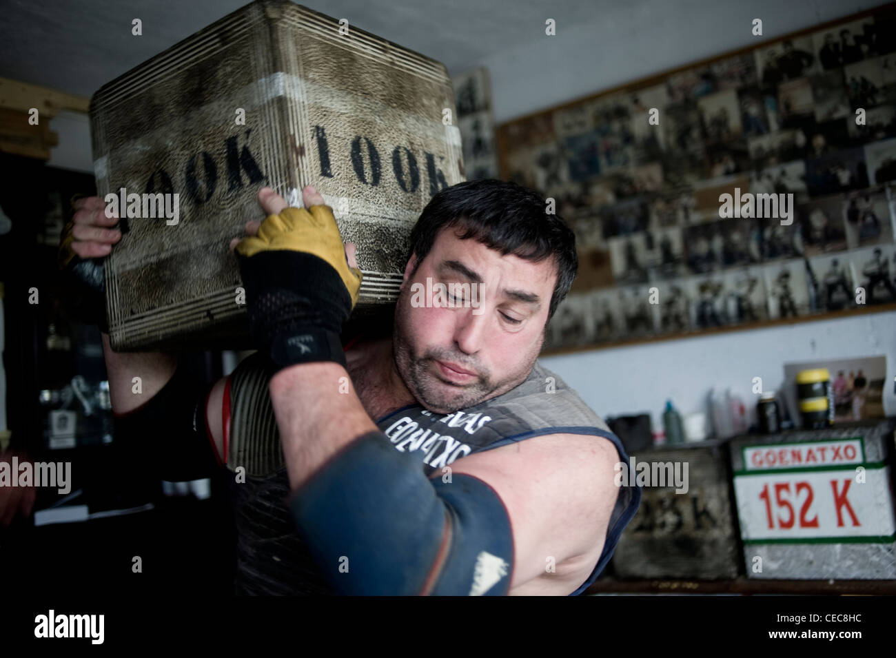 Juan Jose Unanua Goenatxo 'pierre', lifter ou harrijasotzaile en langue Basque l'entraînement à la maison à Azkoitia. Sport rural basque Banque D'Images