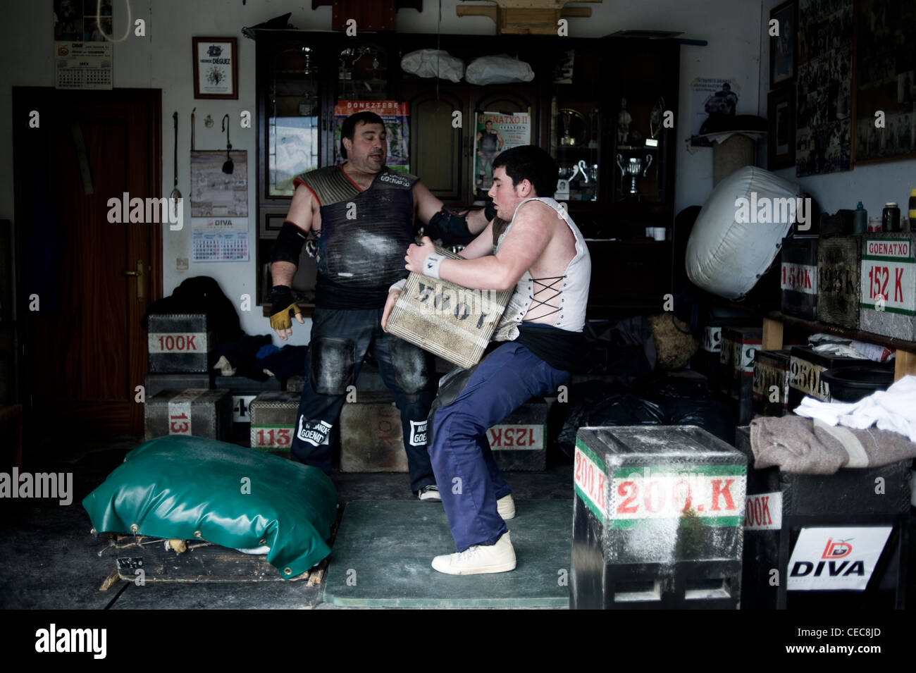 Juan Jose Unanua Goenatxo 'pierre', lifter ou harrijasotzaile en langue basque, avec son fils Jon. L'entraînement à la maison à Azkoitia. Banque D'Images
