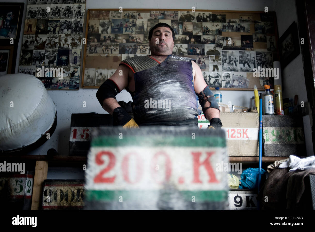 Juan Jose Unanua Goenatxo 'pierre', lifter ou harrijasotzaile en langue Basque l'entraînement à la maison à Azkoitia. Sport rural basque Banque D'Images