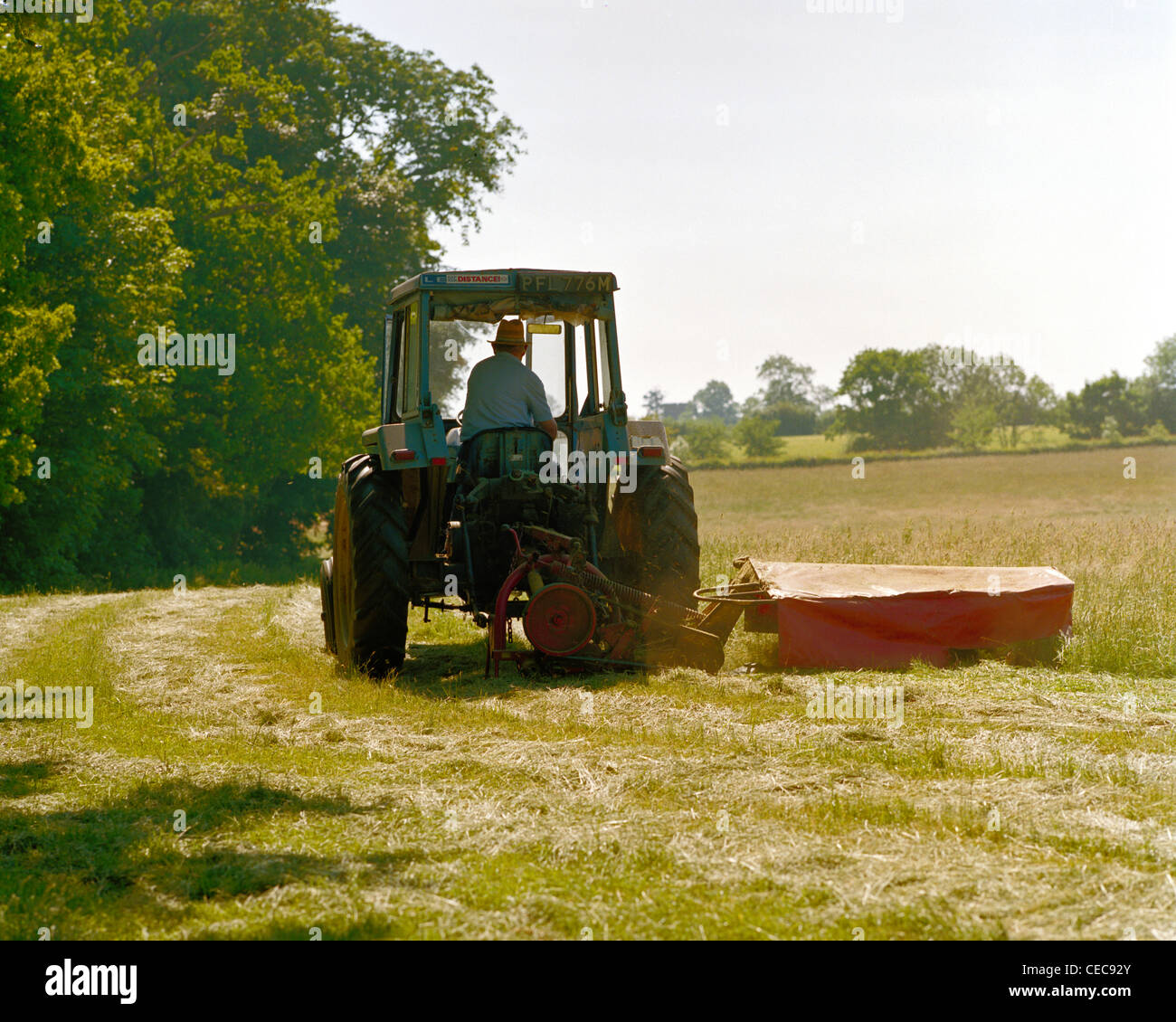 Le fauchage du tracteur près de Hay Gransden Cambridgeshire Angleterre Banque D'Images
