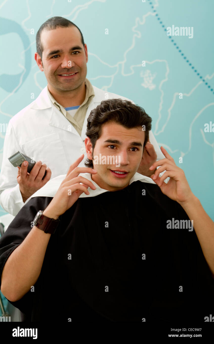 L'écoute de coiffure hispaniques client en coiffure Banque D'Images