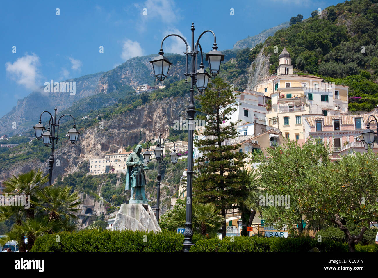 Mémorial à Flavio Gioia, inventeur de la boussole, village d'Amalfi, côte amalfitaine, UNESCO World Heritage site, Campanie, Italie, Méditerranée, Europe Banque D'Images