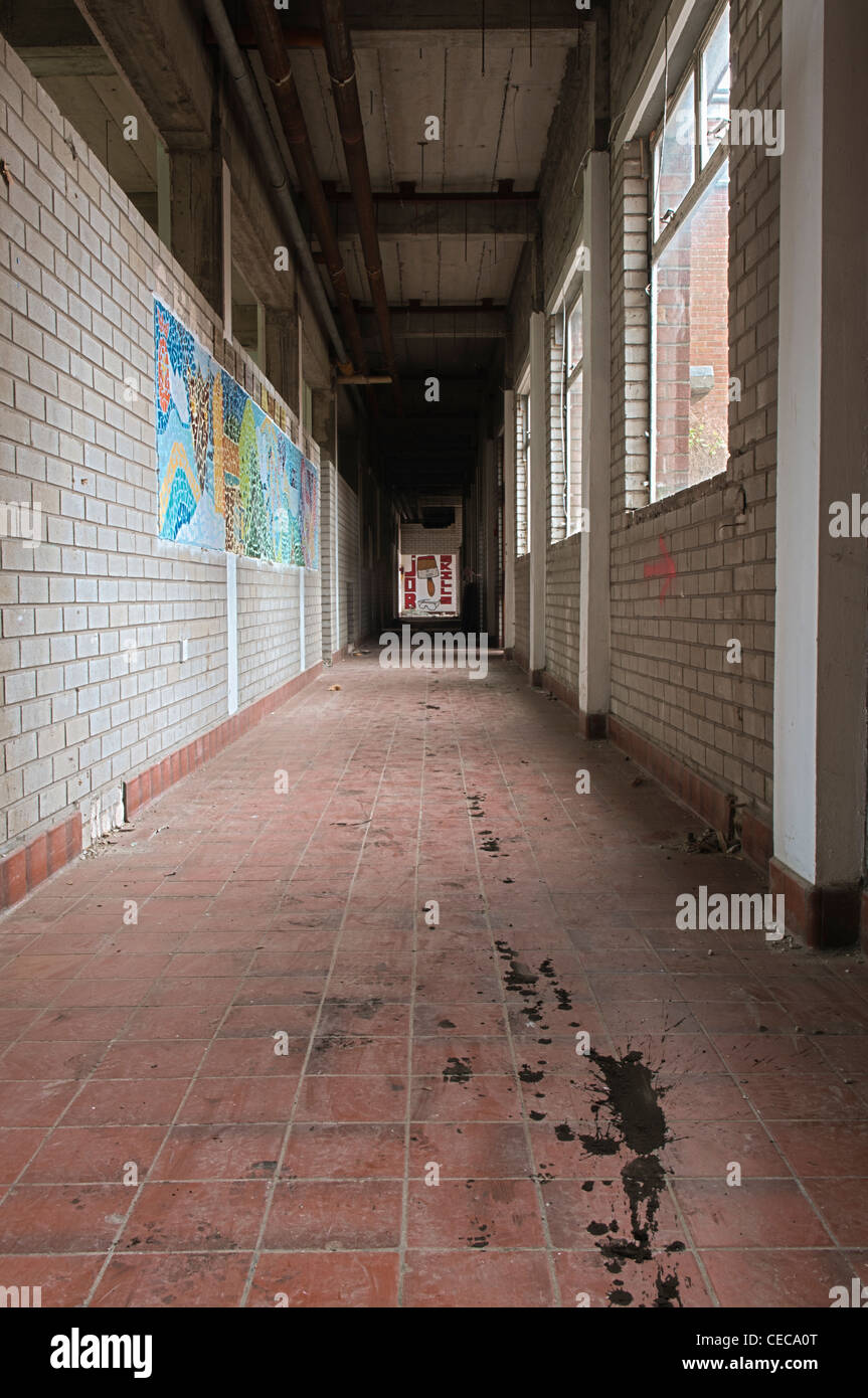 Corridor dans une école abandonnée Banque D'Images
