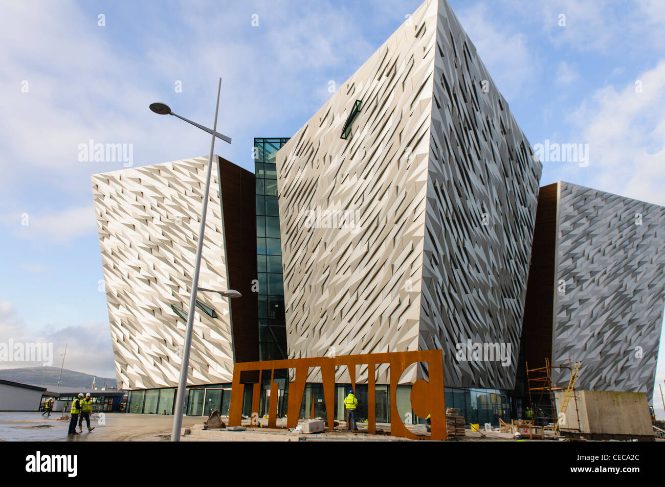 Signature Titanic bâtiment en construction. Le bâtiment est conçu pour avoir la même taille et la même forme que la proue du navire. Banque D'Images