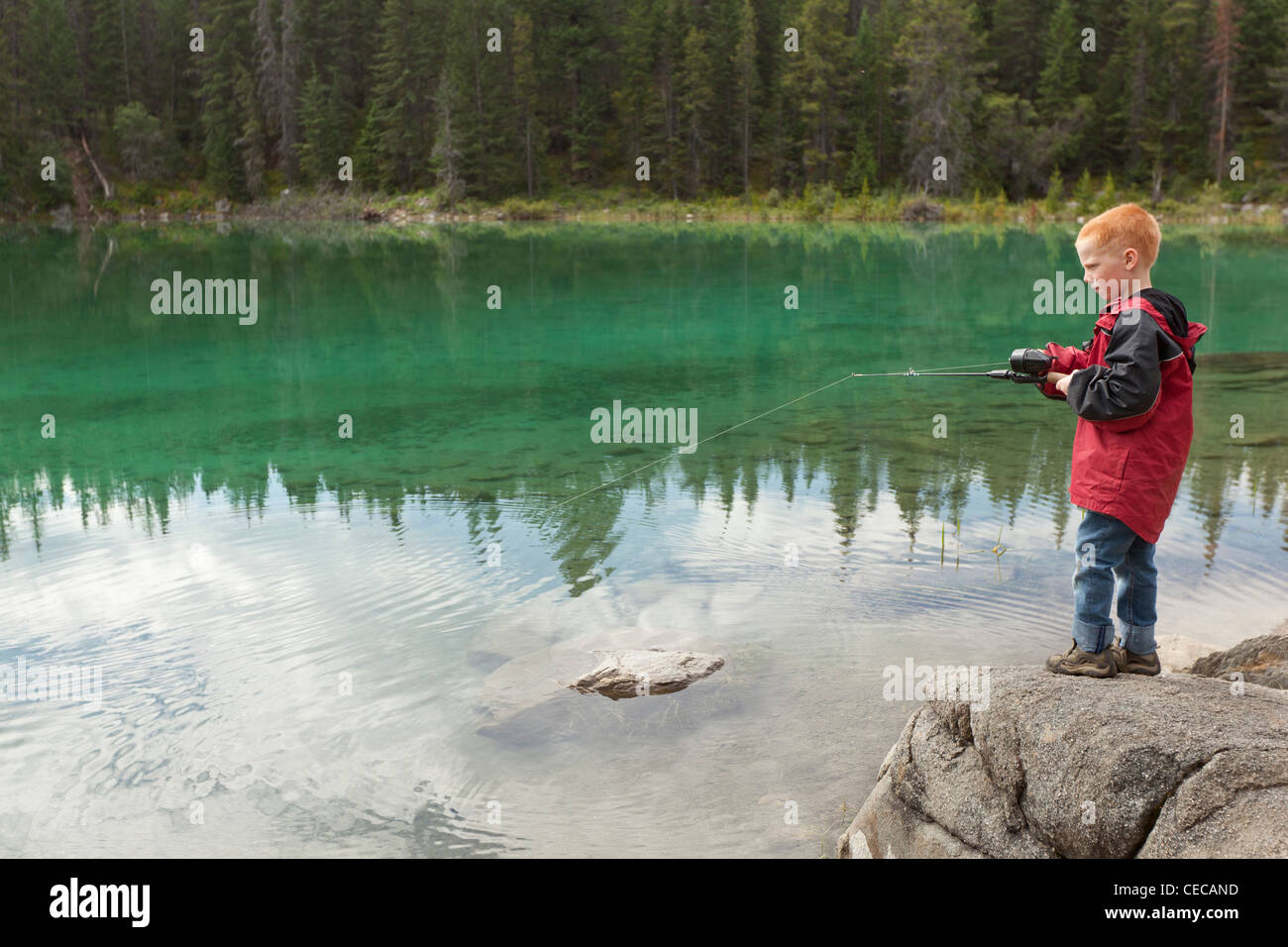 Young boy la pêche dans la vallée des cinq lacs Banque D'Images
