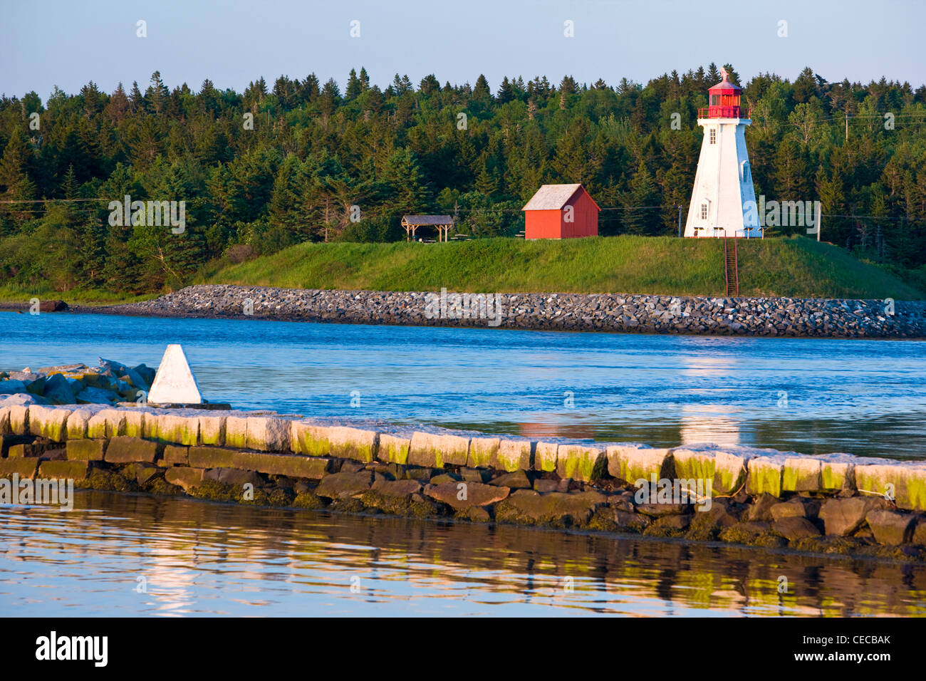 Mulholland Point Light sur l'île Campobello, au Nouveau-Brunswick vu de Lubec, Maine. Banque D'Images