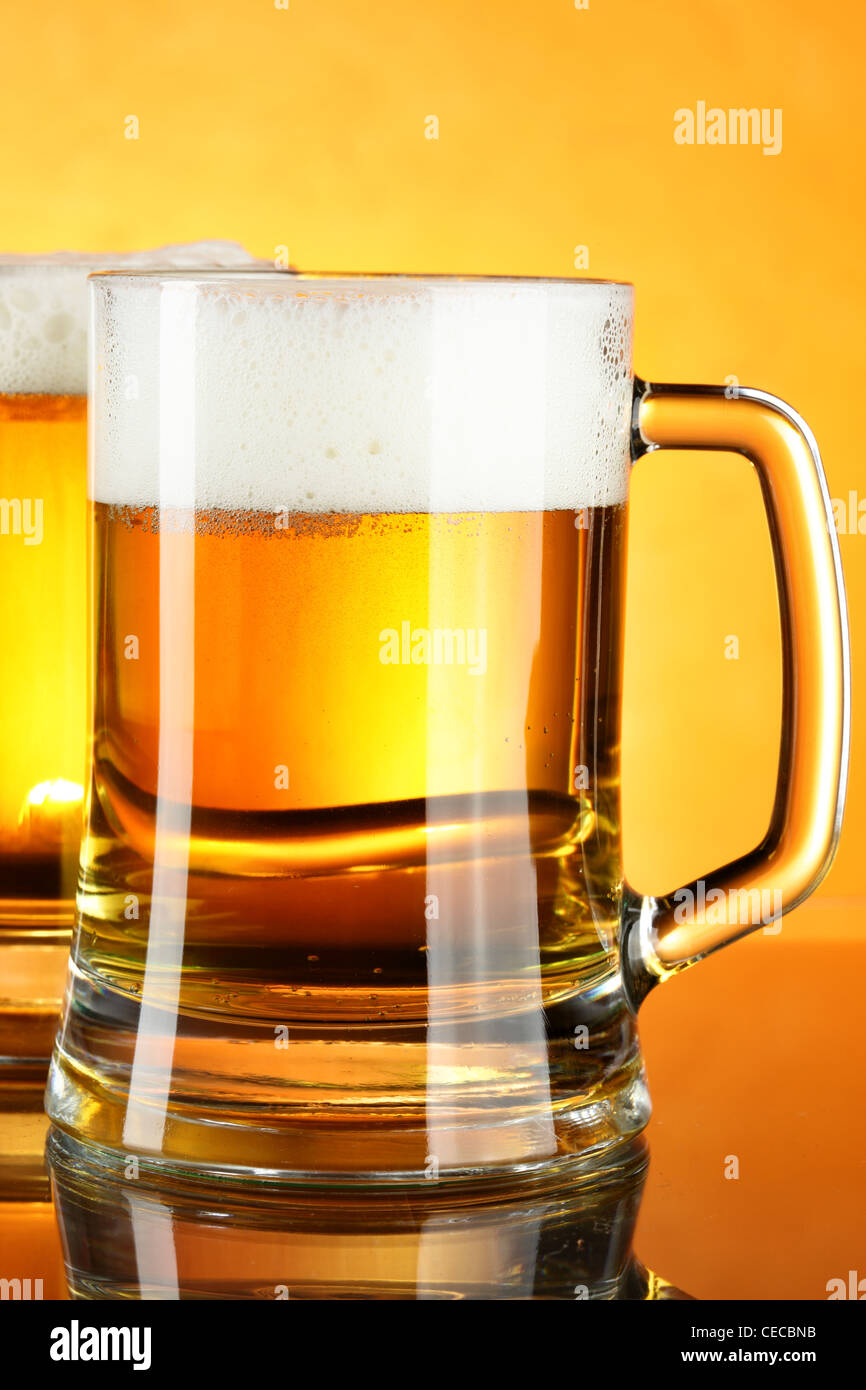 Verres avec plus de mousse fond jaune Banque D'Images