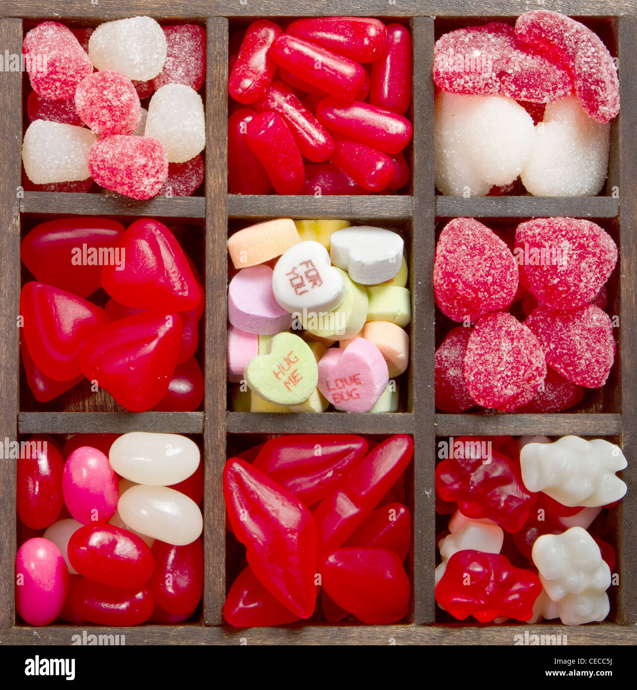 Bonbons en forme de coeur et saint Valentin en disposés dans une