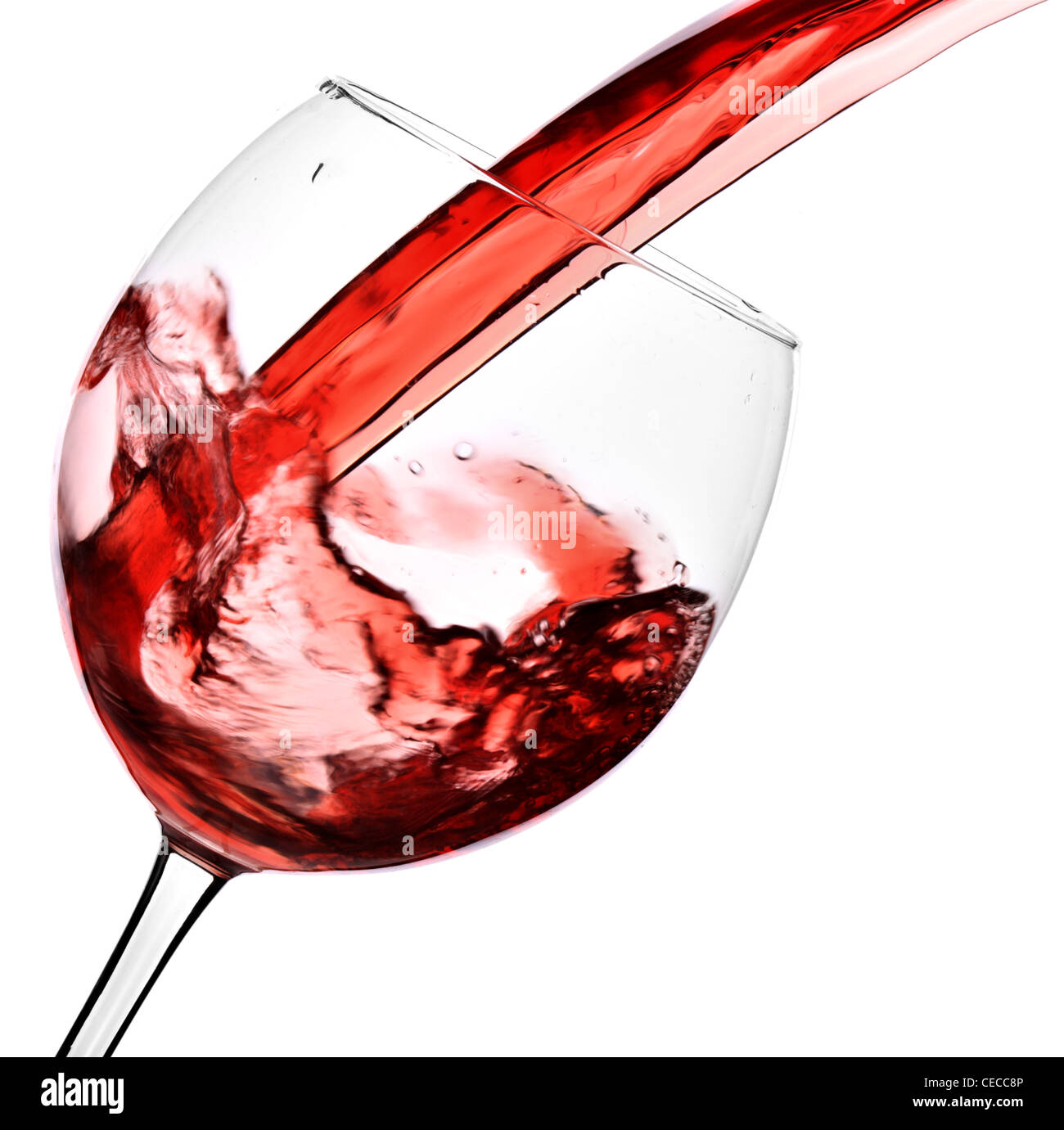 Verser dans un verre de vin rouge sur fond blanc isolé Banque D'Images