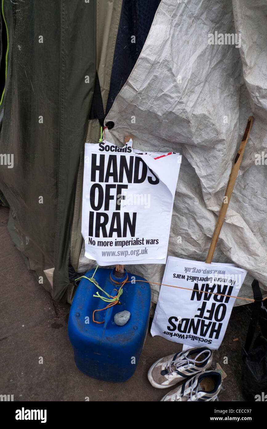 "Hands Off Iran' signe sur une tente à l'Occupy London St. Paul's site UK 2012 KATHY DEWITT Banque D'Images