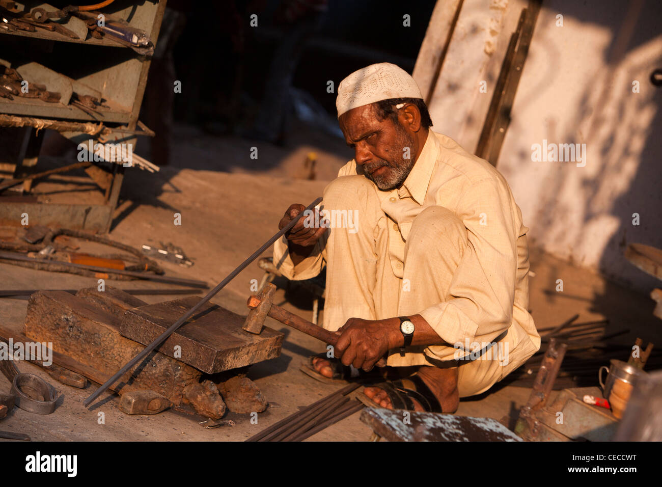 L'Inde, Uttar Pradesh, Varanasi, artisanat, redressage de métallurgistes tige métallique Banque D'Images