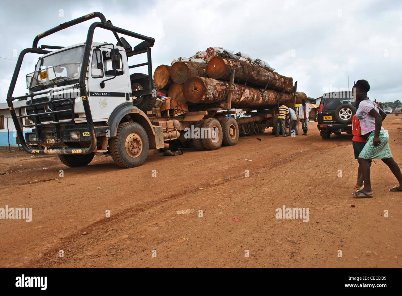 Le bois est transporté en vue d'exportation, Zorzor, au Libéria, en Afrique de l'Ouest Banque D'Images